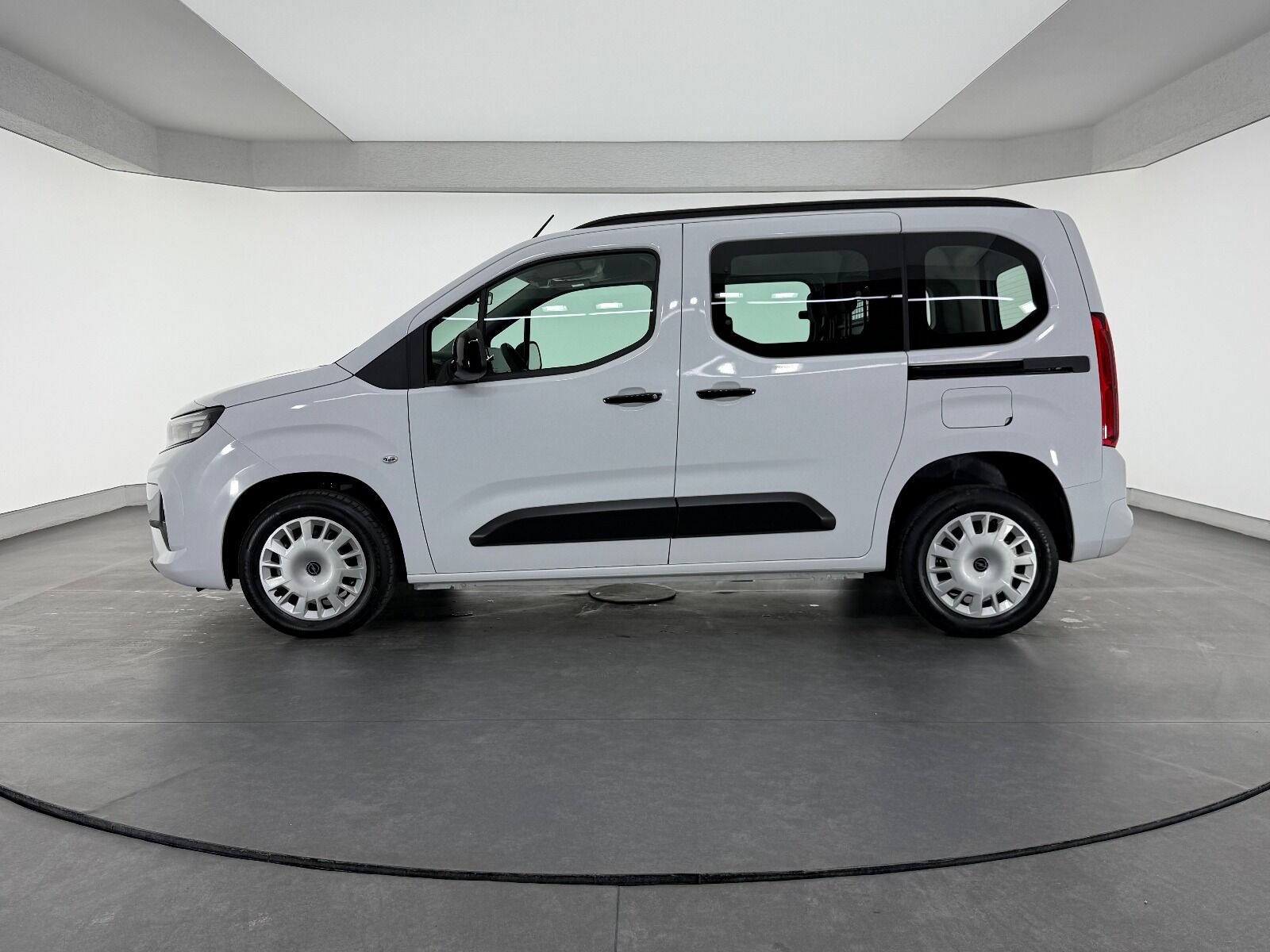 Opel Combo 1.5 D Essential - 2026 - Detay