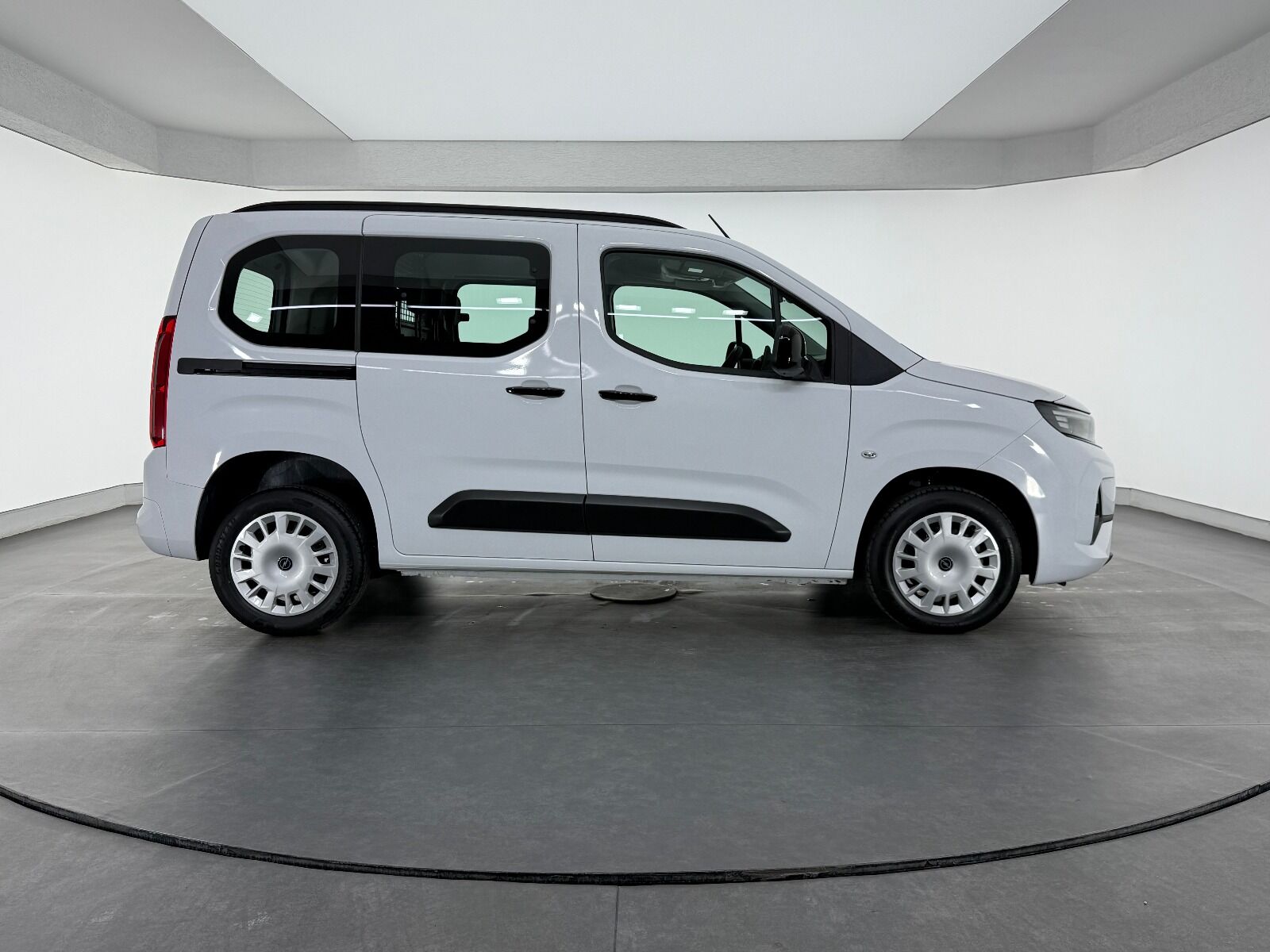 Opel Combo 1.5 D Essential - 2026 - Detay