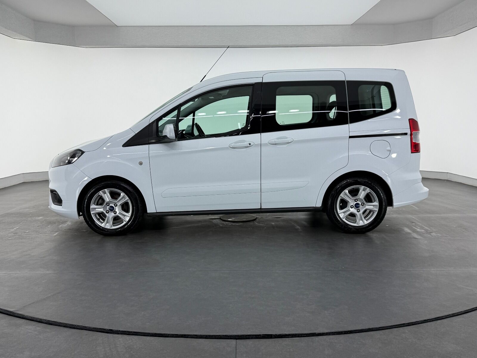 Ford Tourneo Courier 1.5 TDCI Deluxe - 2023 - Detay