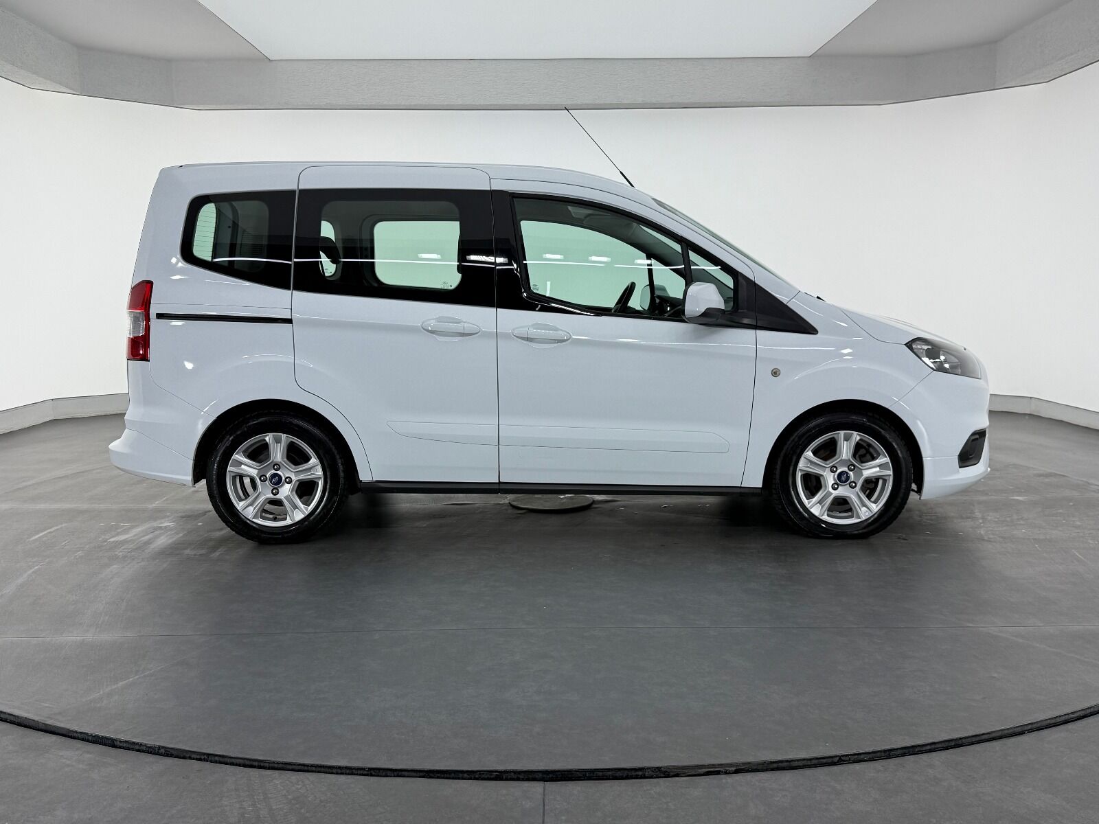 Ford Tourneo Courier 1.5 TDCI Deluxe - 2023 - Detay