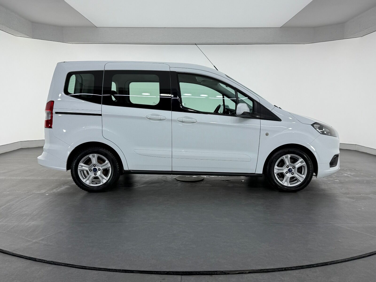 Ford Tourneo Courier 1.5 TDCI Deluxe - 2023 - Detay