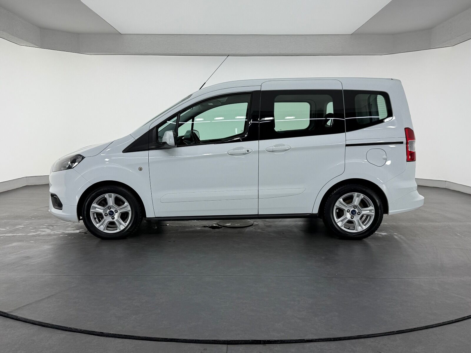 Ford Tourneo Courier 1.5 TDCI Deluxe - 2023 - Detay