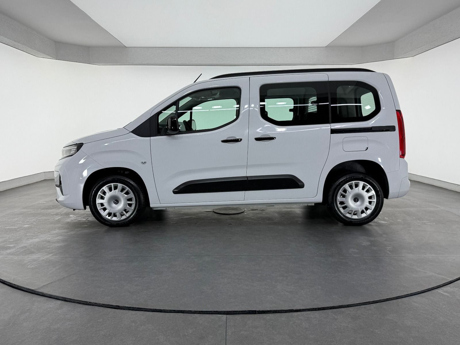Opel Combo 1.5 D Essential - 2026 - Detay