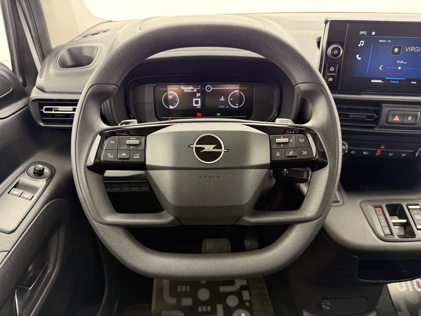 Opel Combo 1.5 D Essential - 2026 - Detay