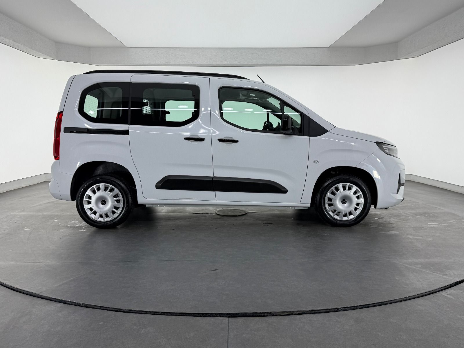 Opel Combo 1.5 D Essential - 2026 - Detay