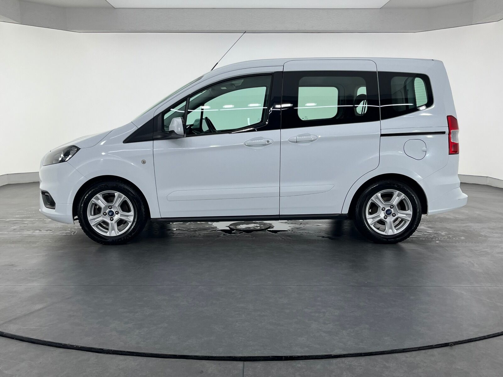 Ford Tourneo Courier 1.5 TDCI Deluxe - 2023 - Detay