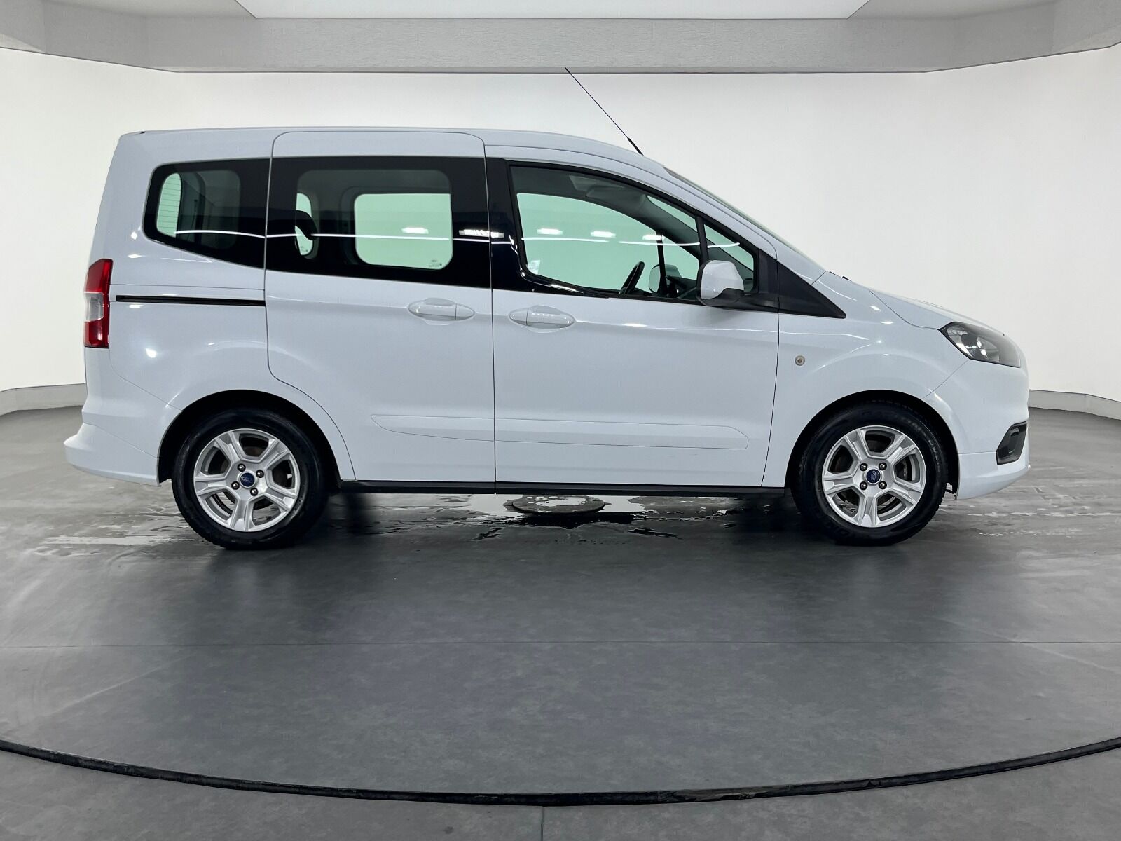 Ford Tourneo Courier 1.5 TDCI Deluxe - 2023 - Detay