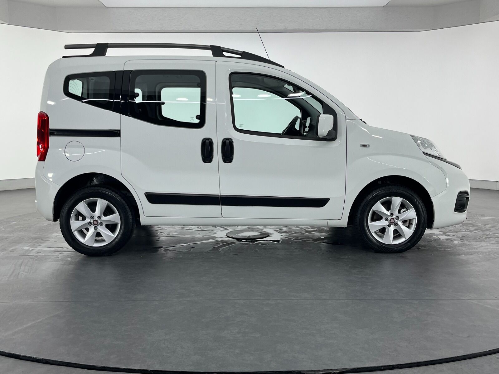 Fiat Fiorino Combi 1.3 MultiJet Safeline - 2024 - Detay
