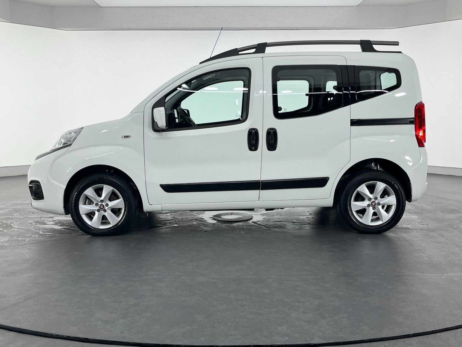 Fiat Fiorino Combi 1.3 MultiJet Safeline - 2024 - Detay