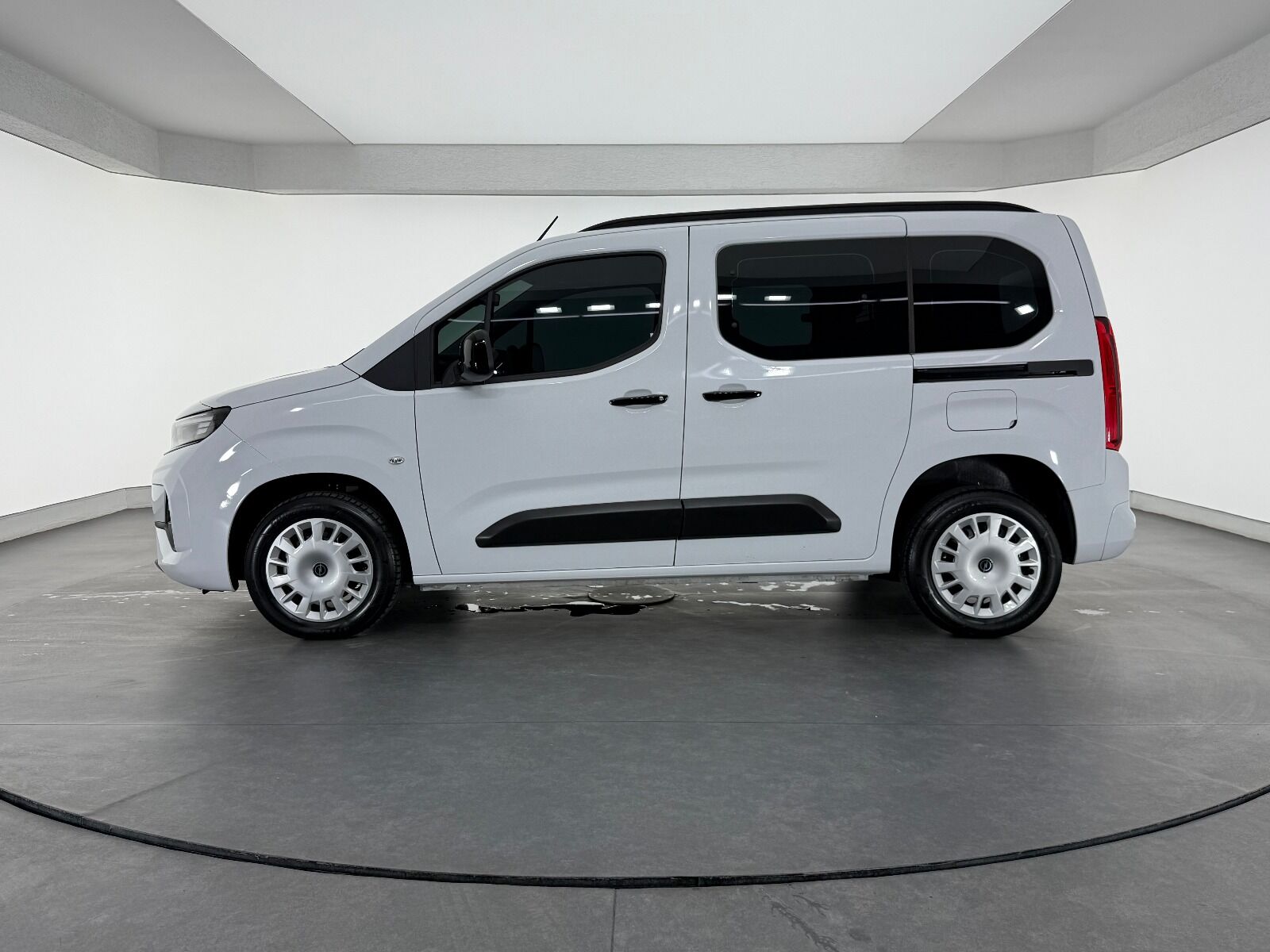 Opel Combo 1.5 D Essential - 2026 - Detay