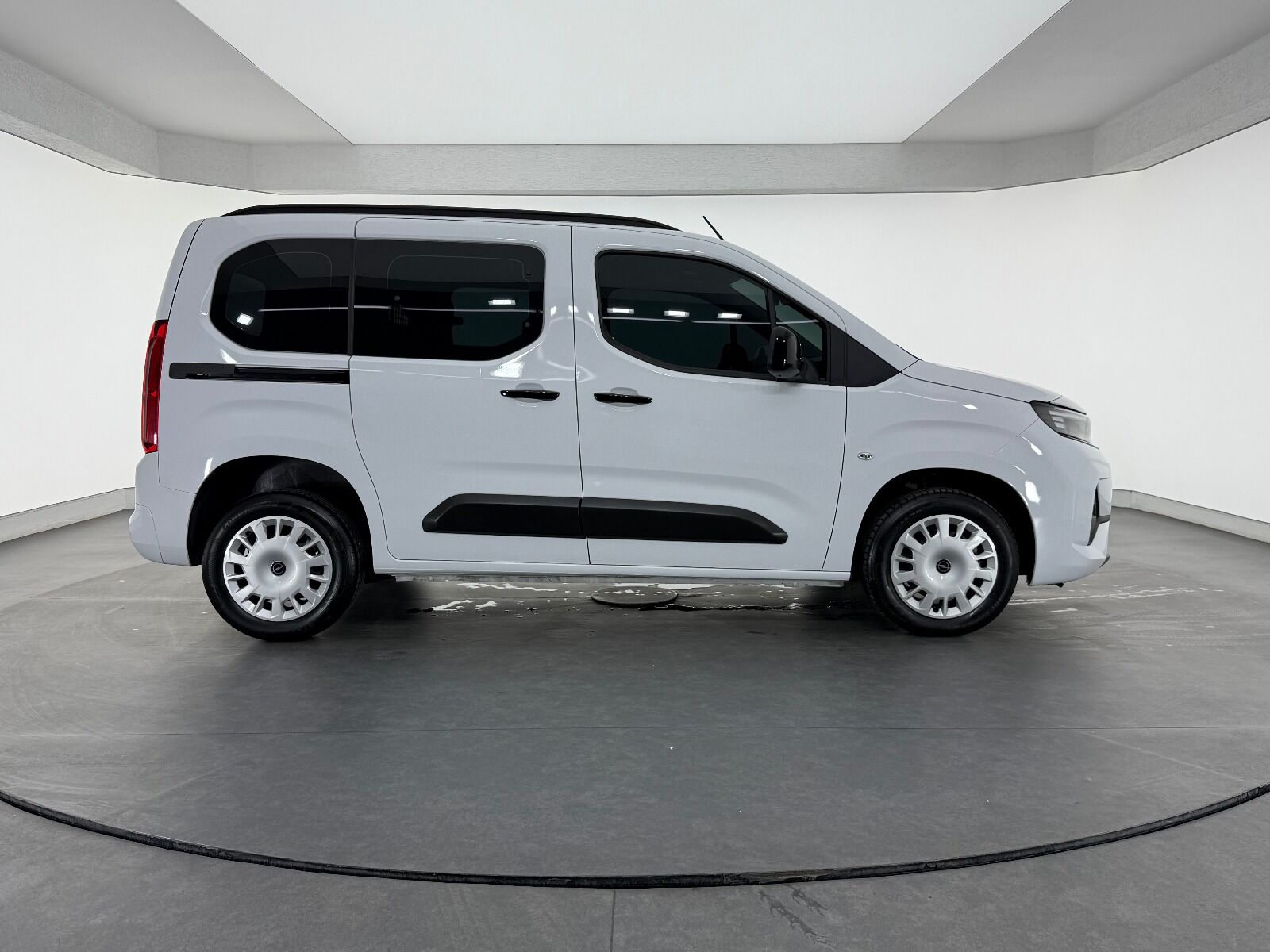 Opel Combo 1.5 D Essential - 2026 - Detay