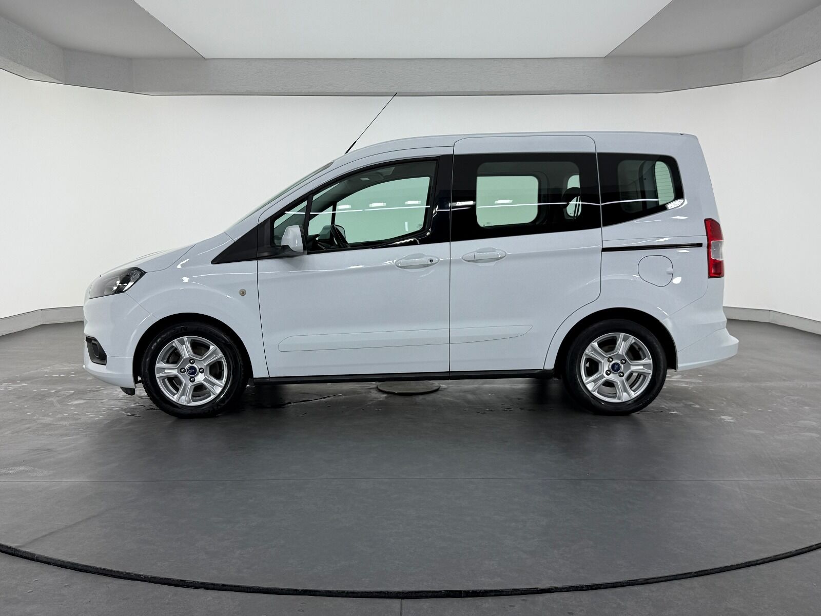 Ford Tourneo Courier 1.5 TDCI Deluxe - 2023 - Detay