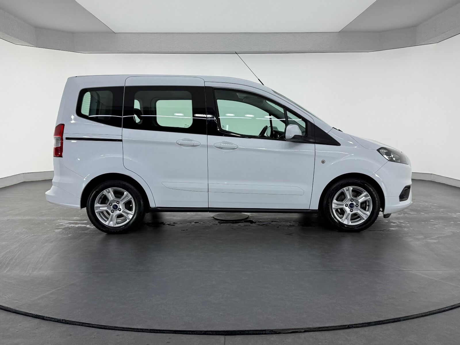 Ford Tourneo Courier 1.5 TDCI Deluxe - 2023 - Detay