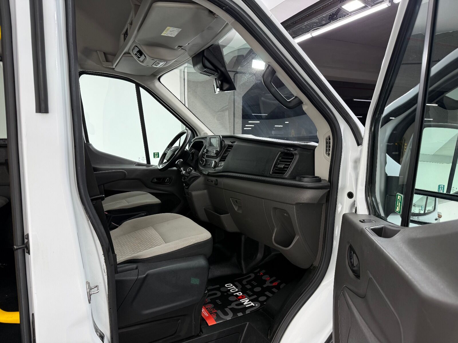 Ford Transit 2.0 EcoBlue 440 E Deluxe UPG - 2023 - Detay