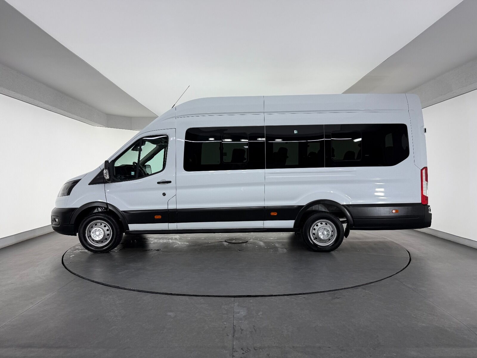 Ford Transit 2.0 EcoBlue 440 E Deluxe UPG - 2023 - Detay
