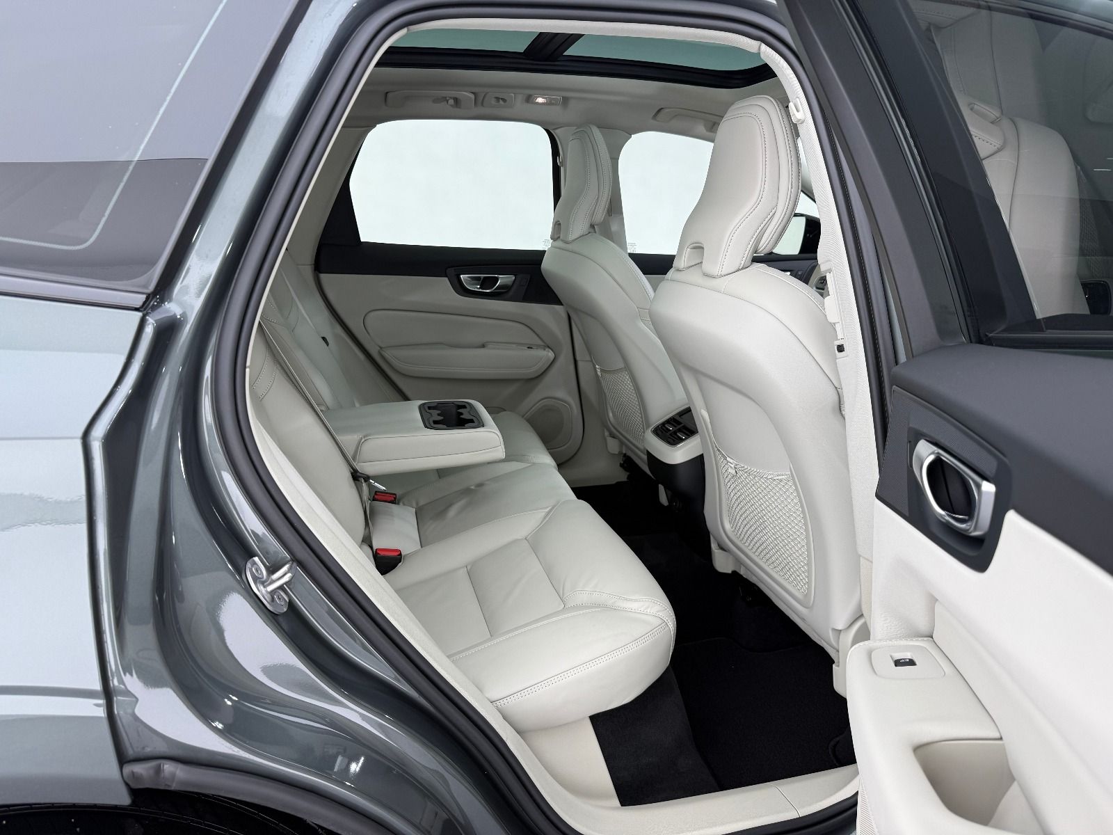 Volvo XC60 2.0 B5 MHEV Plus Dark AWD - 2026 - Detay