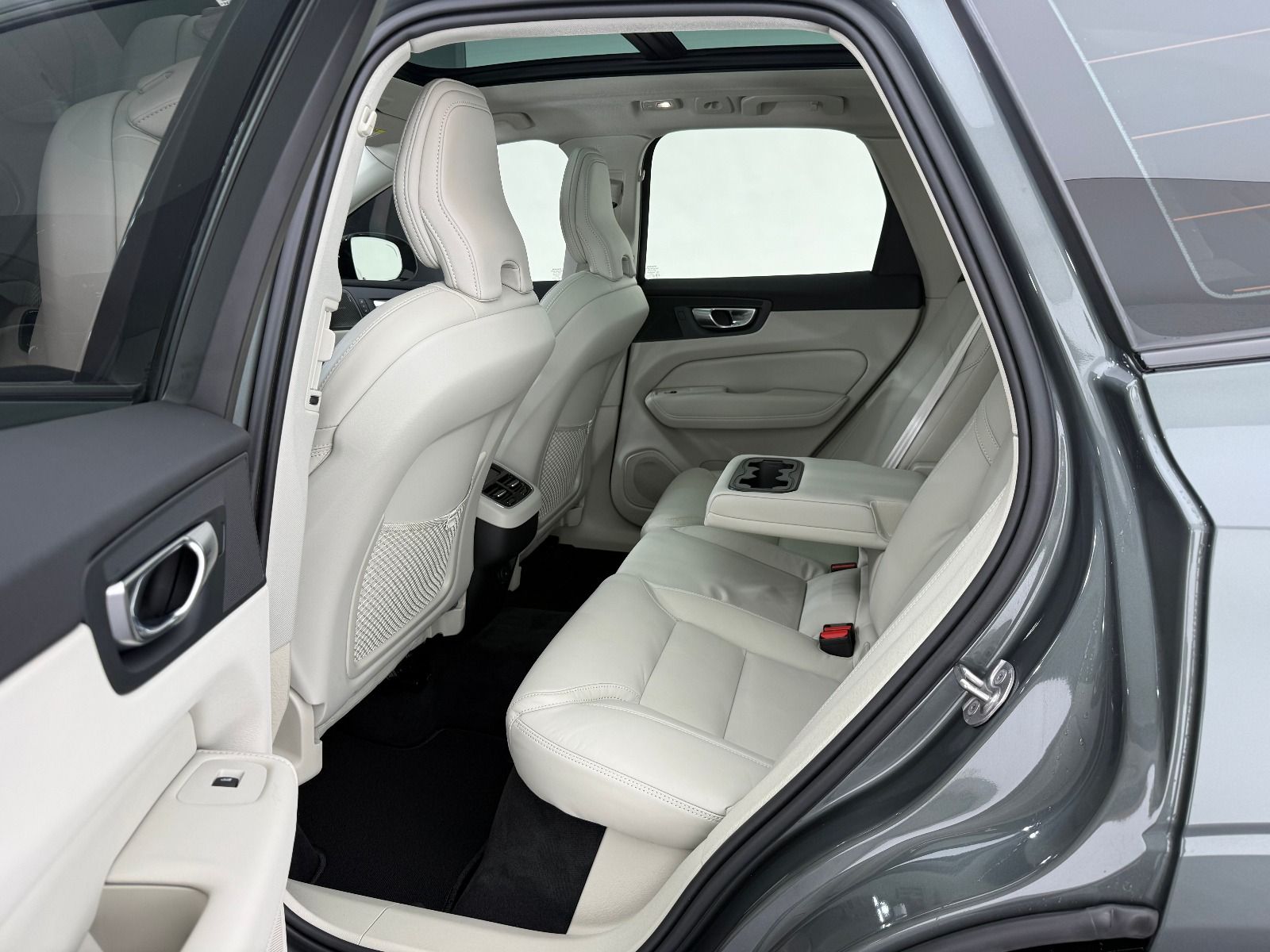 Volvo XC60 2.0 B5 MHEV Plus Dark AWD - 2026 - Detay