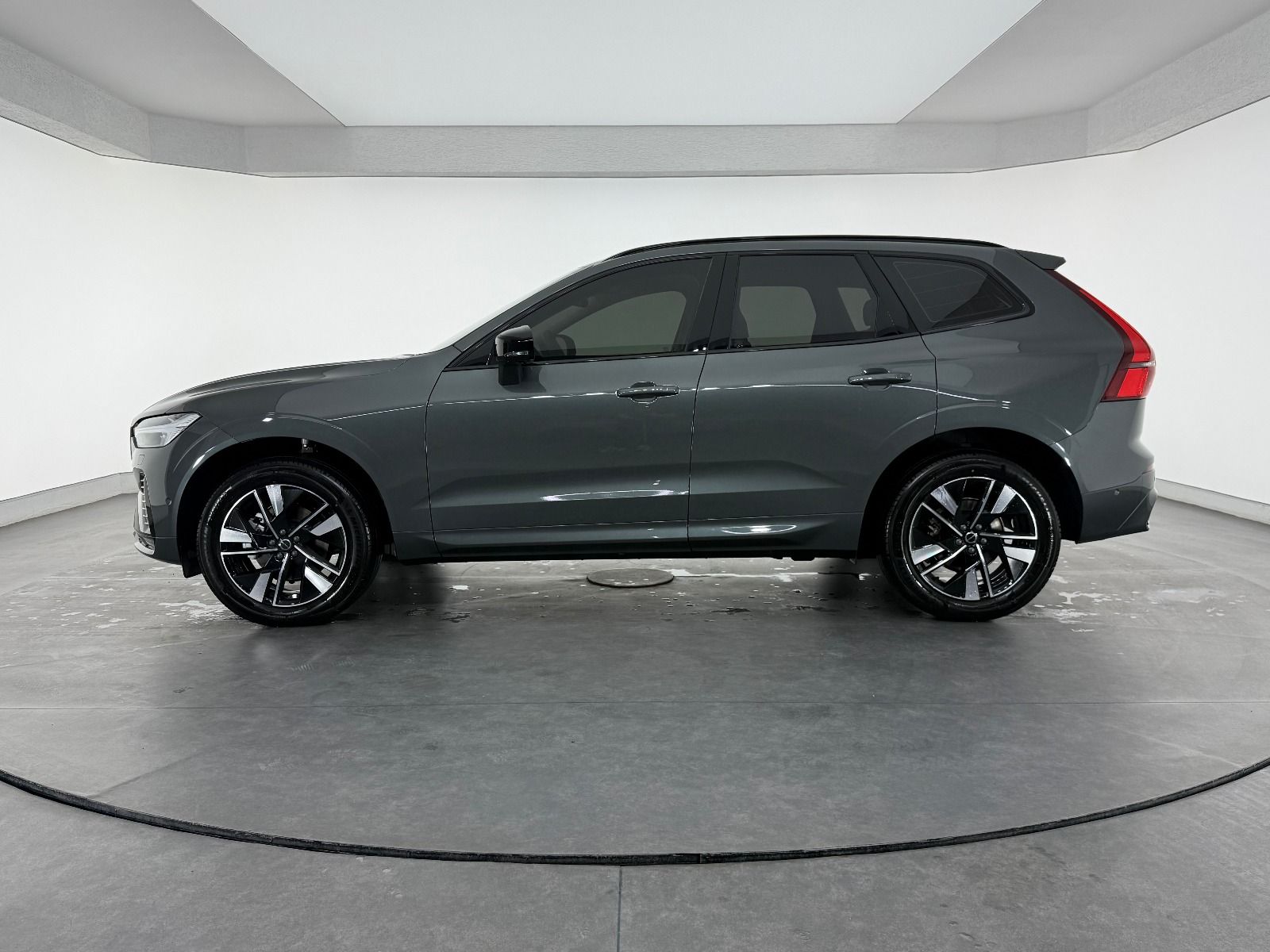 Volvo XC60 2.0 B5 MHEV Plus Dark AWD - 2026 - Detay