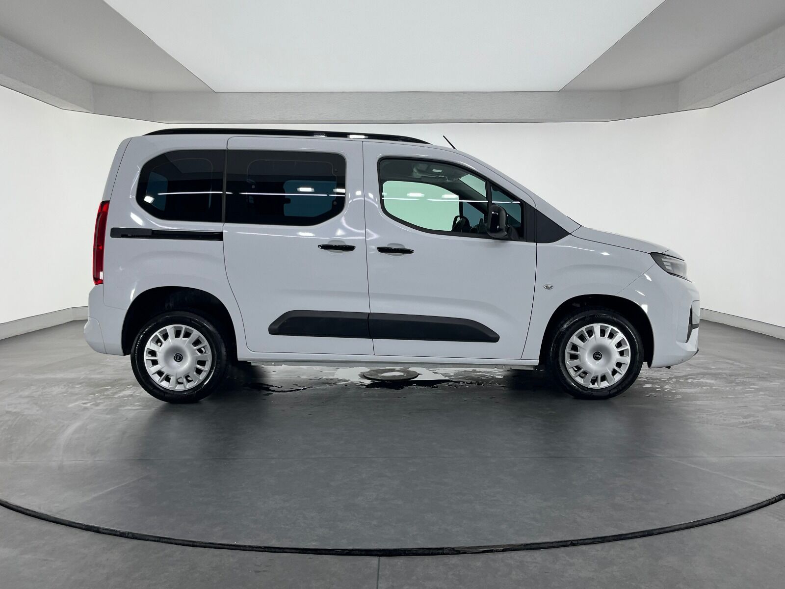 Opel Combo 1.5 D Essential - 2025 - Detay