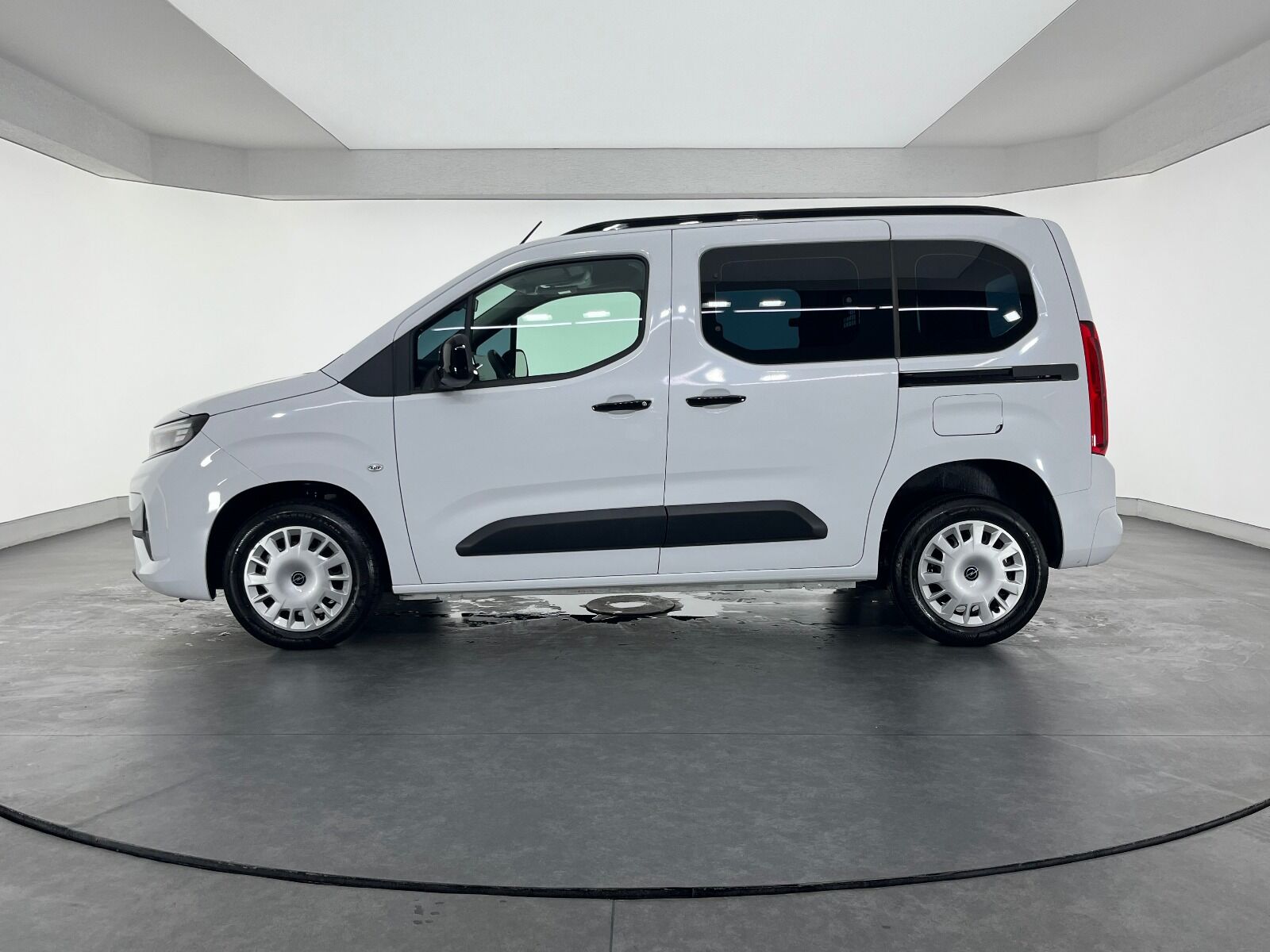 Opel Combo 1.5 D Essential - 2025 - Detay
