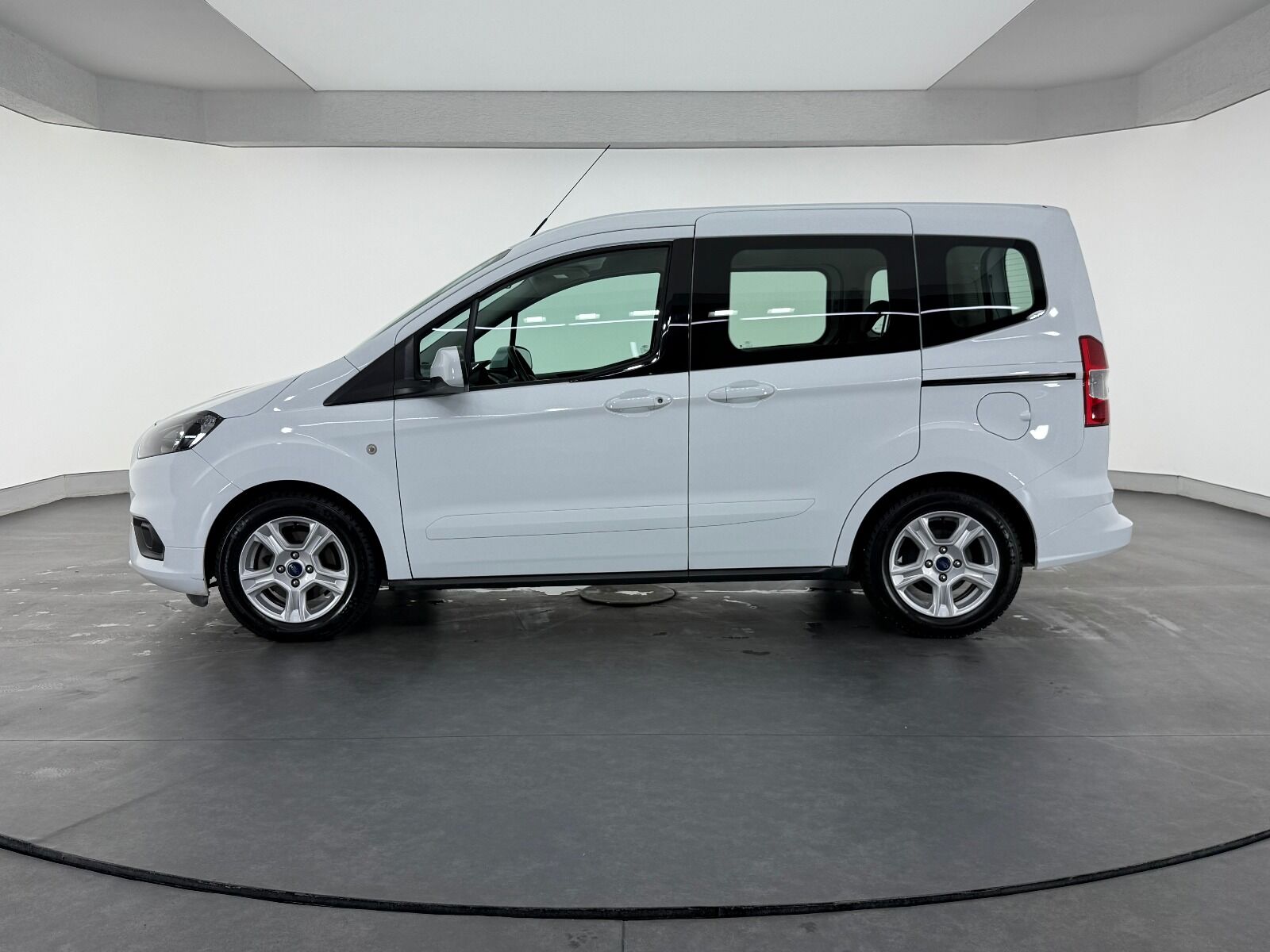 Ford Tourneo Courier 1.5 TDCI Deluxe - 2023 - Detay