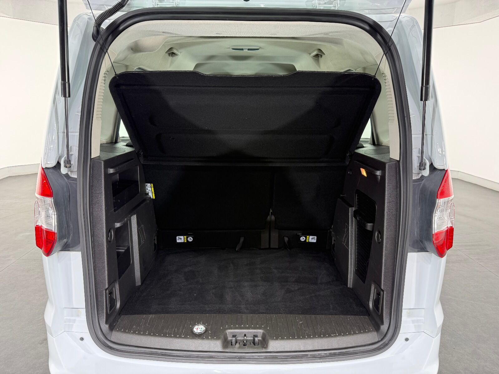 Ford Tourneo Courier 1.5 TDCI Deluxe - 2023 - Detay