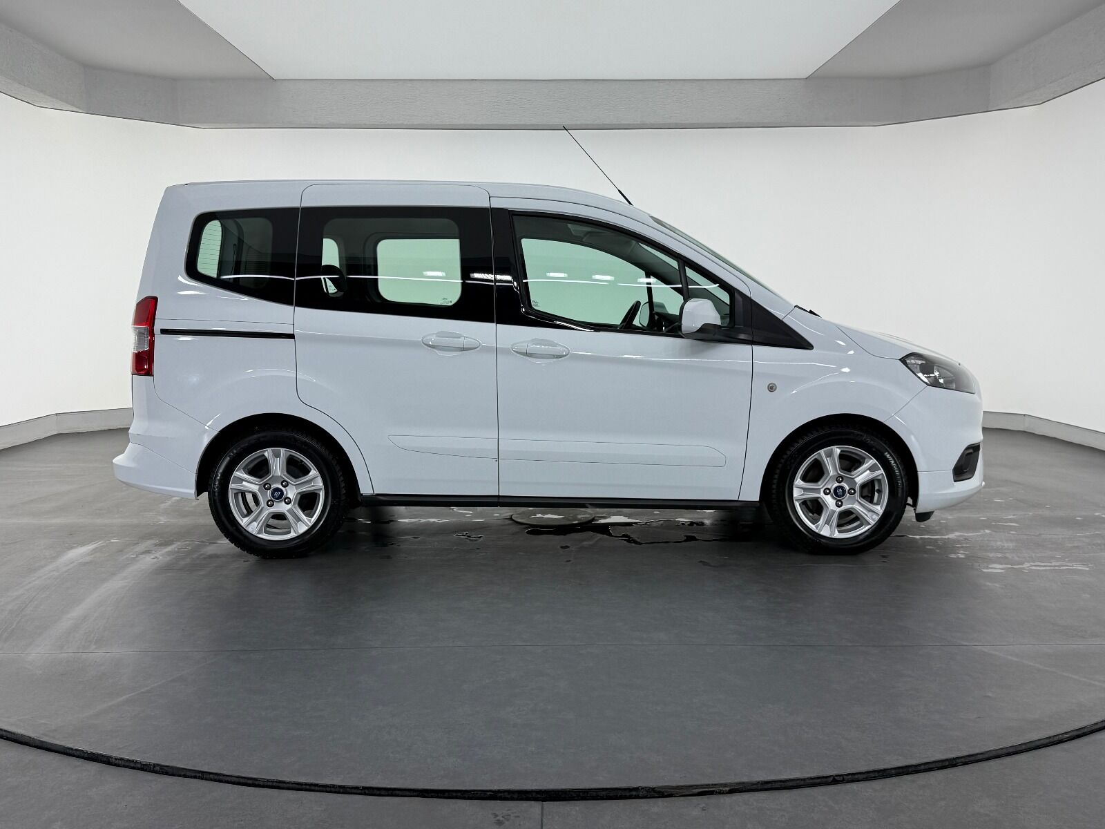 Ford Tourneo Courier 1.5 TDCI Deluxe - 2023 - Detay