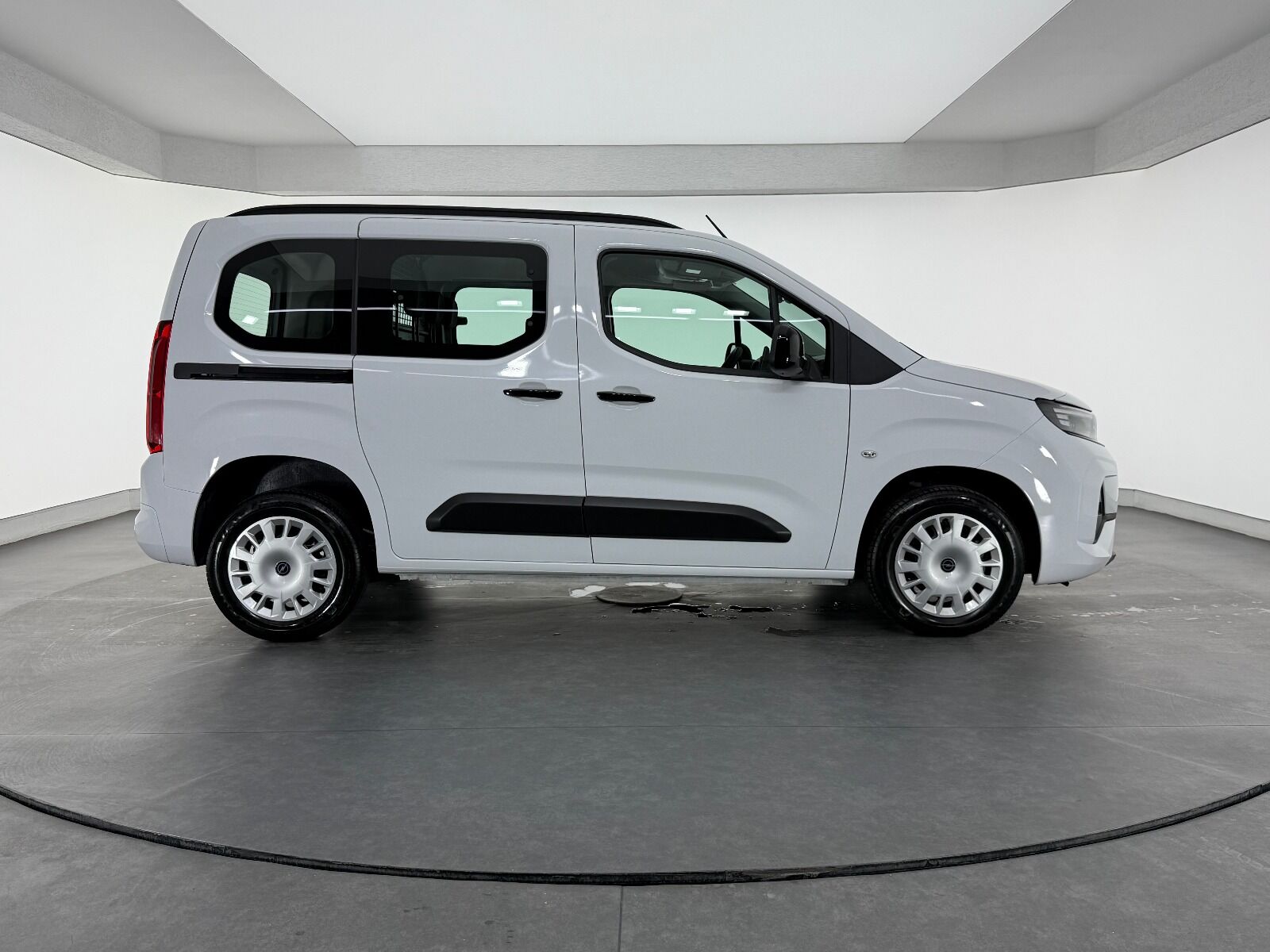 Opel Combo 1.5 D Essential - 2026 - Detay