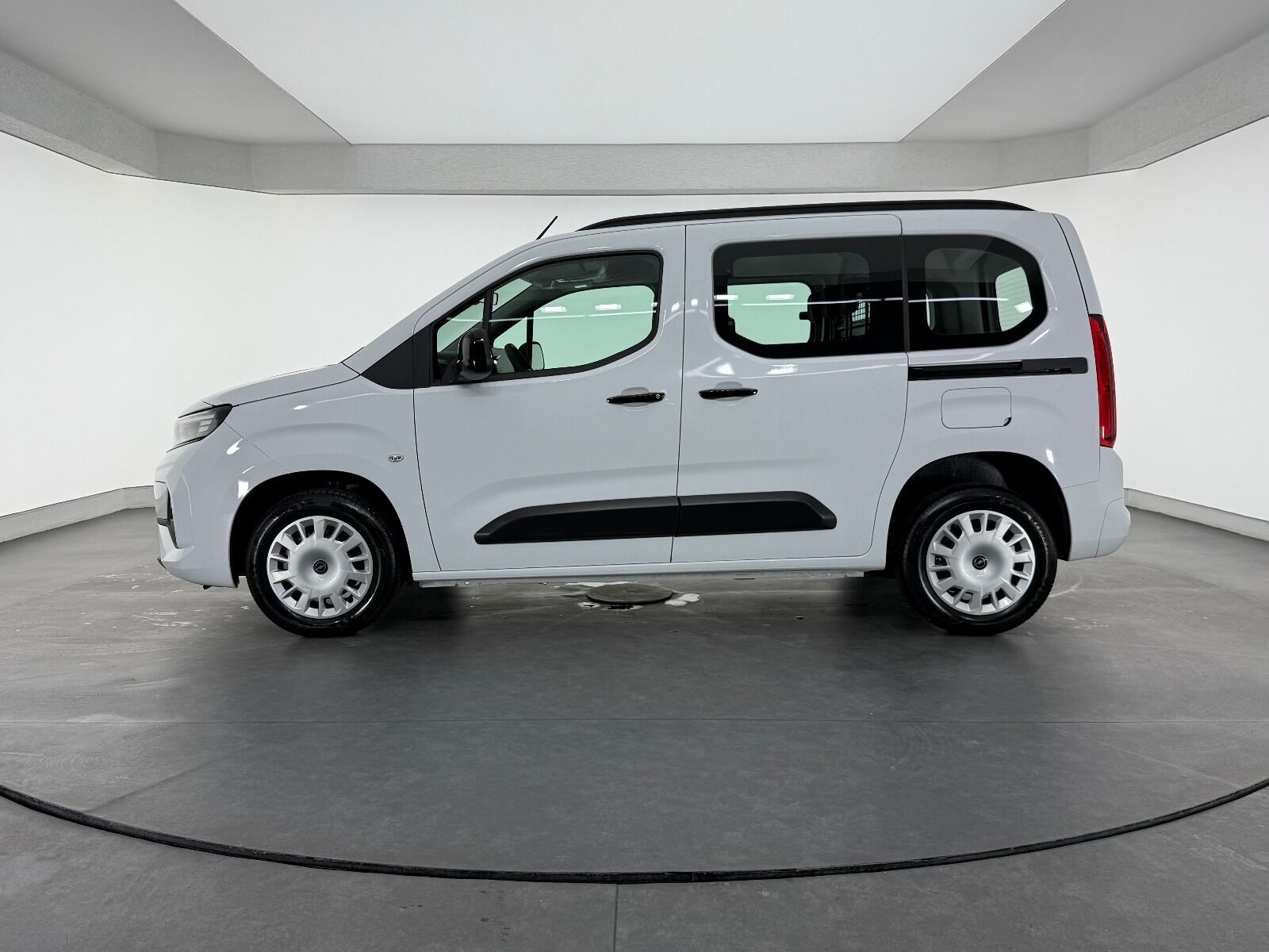 Opel Combo 1.5 D Essential - 2026 - Detay