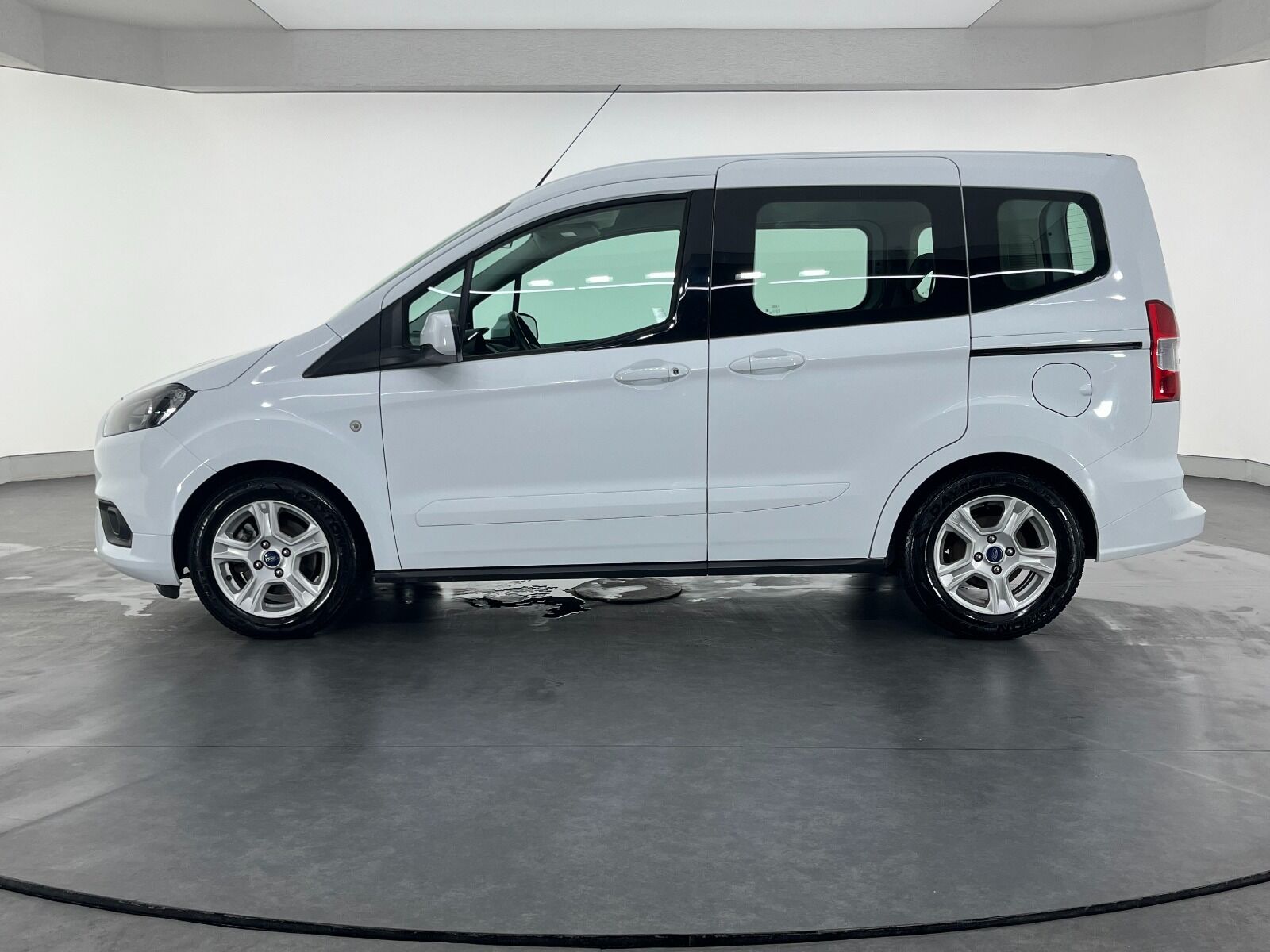 Ford Tourneo Courier 1.5 TDCI Deluxe - 2023 - Detay