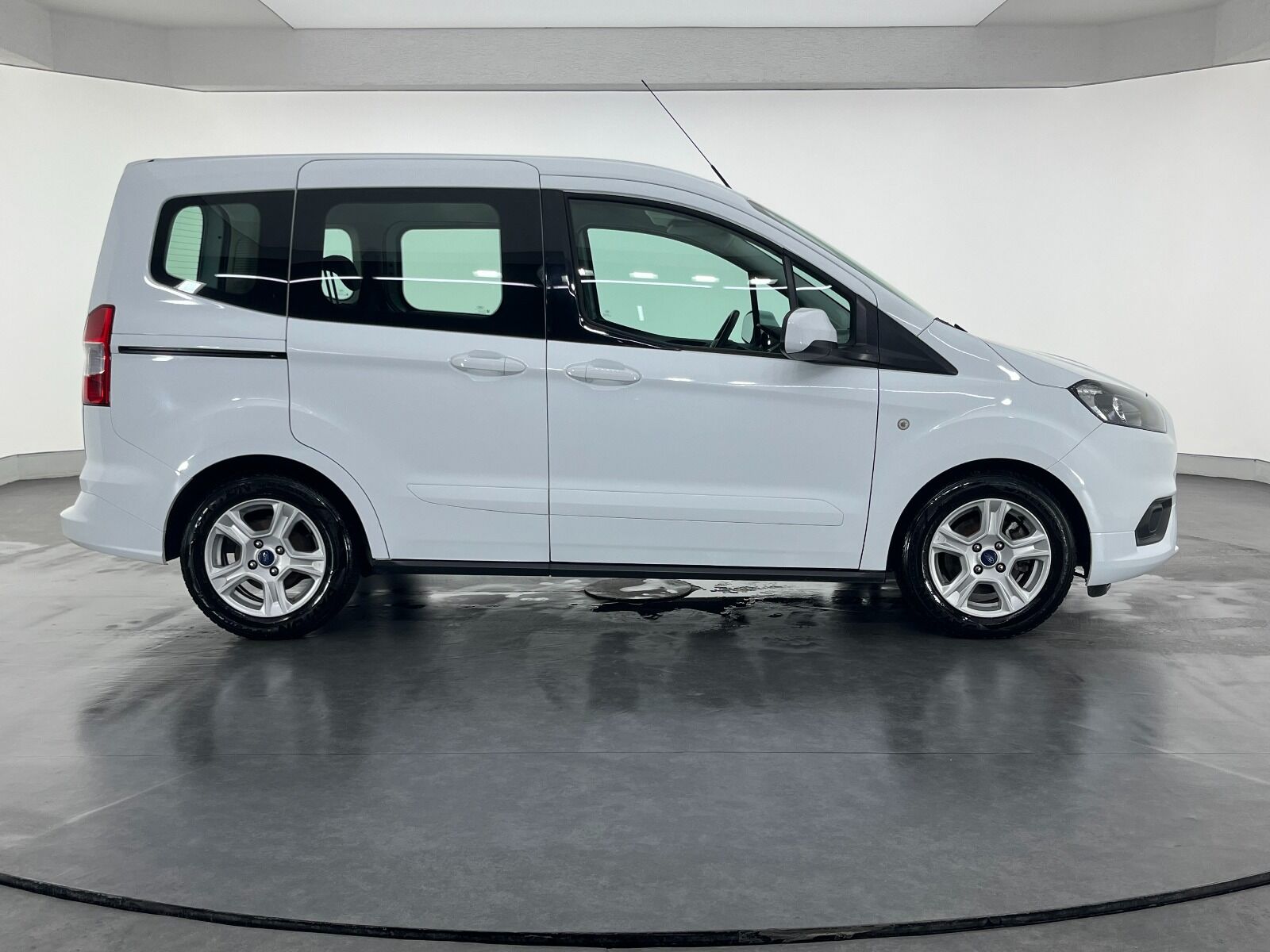 Ford Tourneo Courier 1.5 TDCI Deluxe - 2023 - Detay