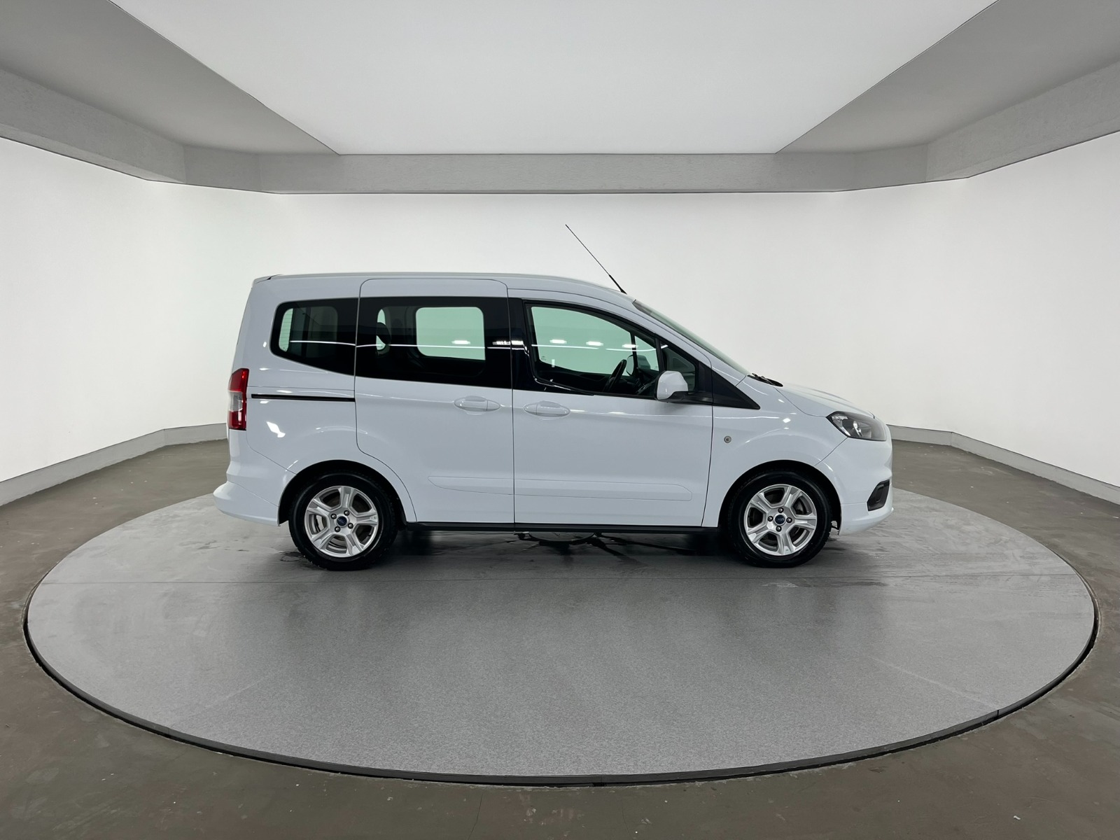 Ford Tourneo Courier Kombi 1.5 TDCI Deluxe - 2023 - Detay
