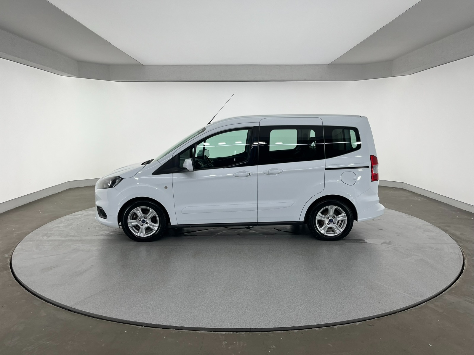 Ford Tourneo Courier Kombi 1.5 TDCI Deluxe - 2023 - Detay