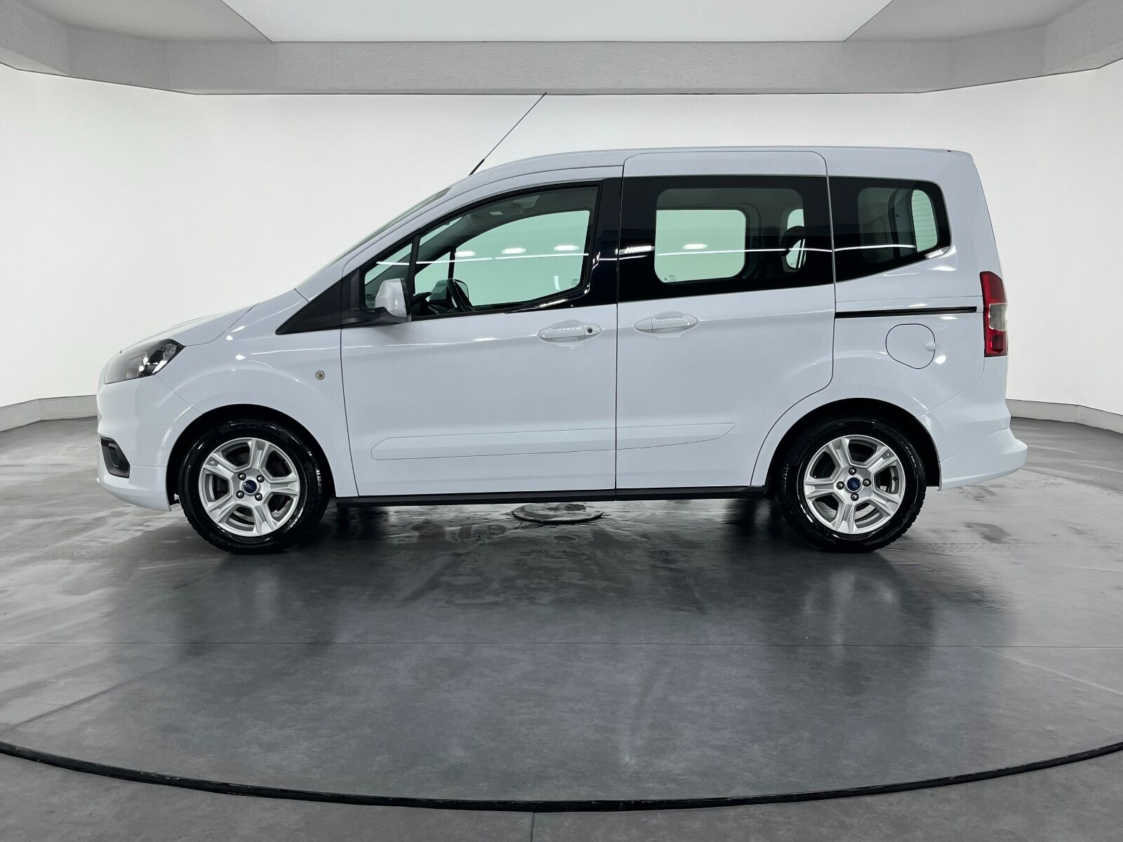 Ford Tourneo Courier 1.5 TDCI Deluxe - 2023 - Detay
