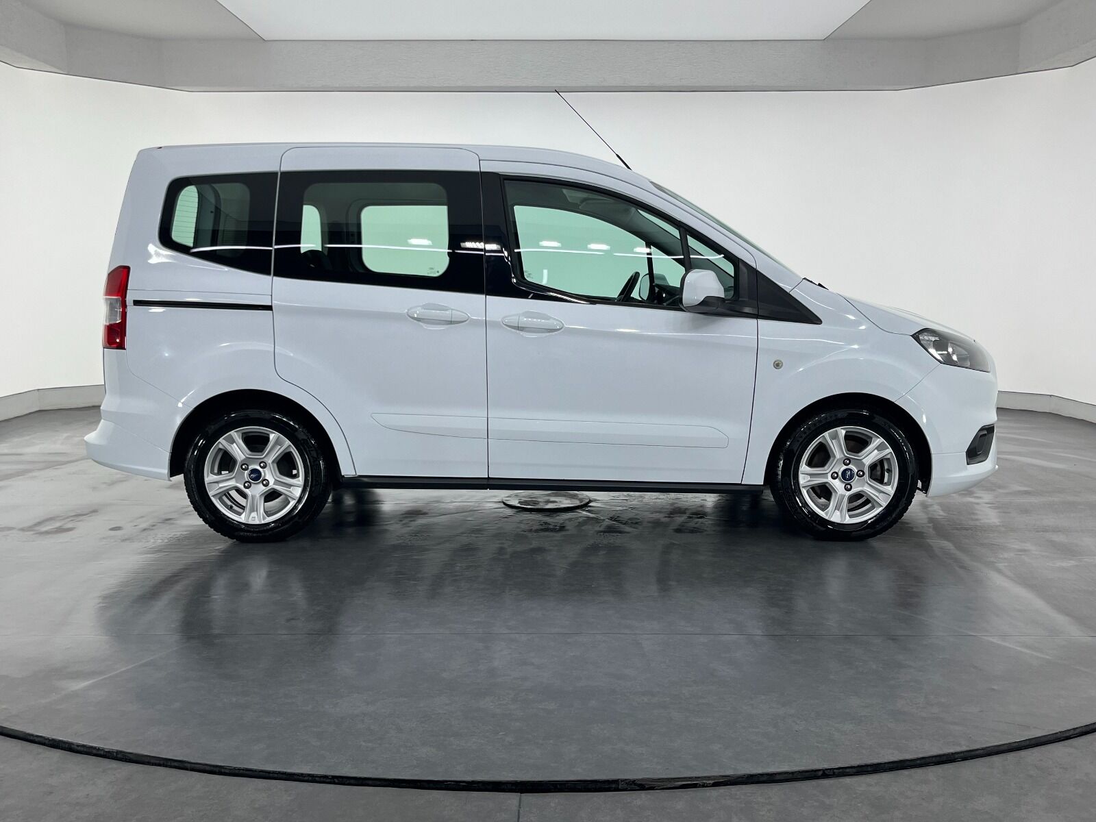 Ford Tourneo Courier 1.5 TDCI Deluxe - 2023 - Detay