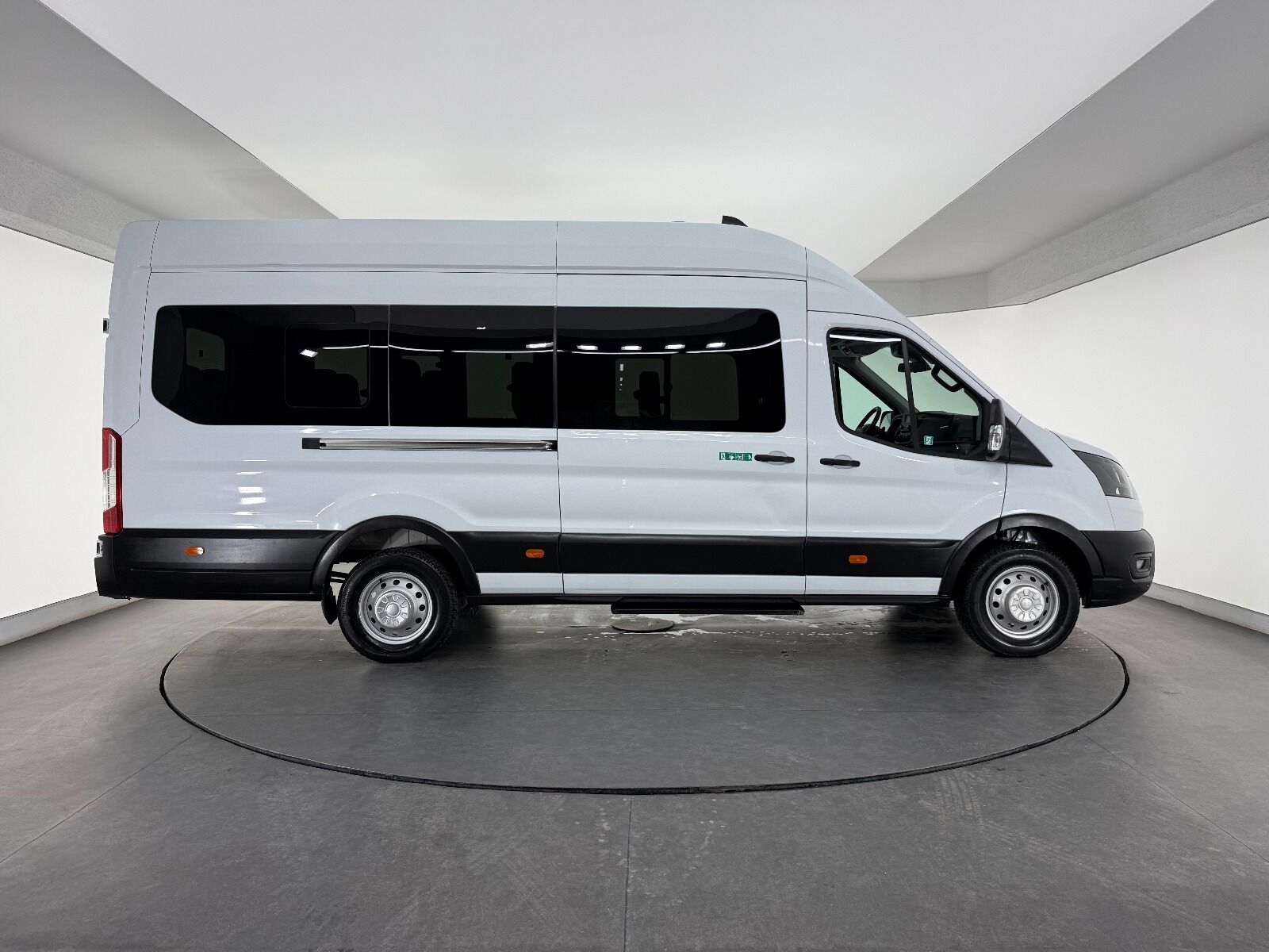 Ford Transit 2.0 EcoBlue 440 E Deluxe UPG - 2023 - Detay