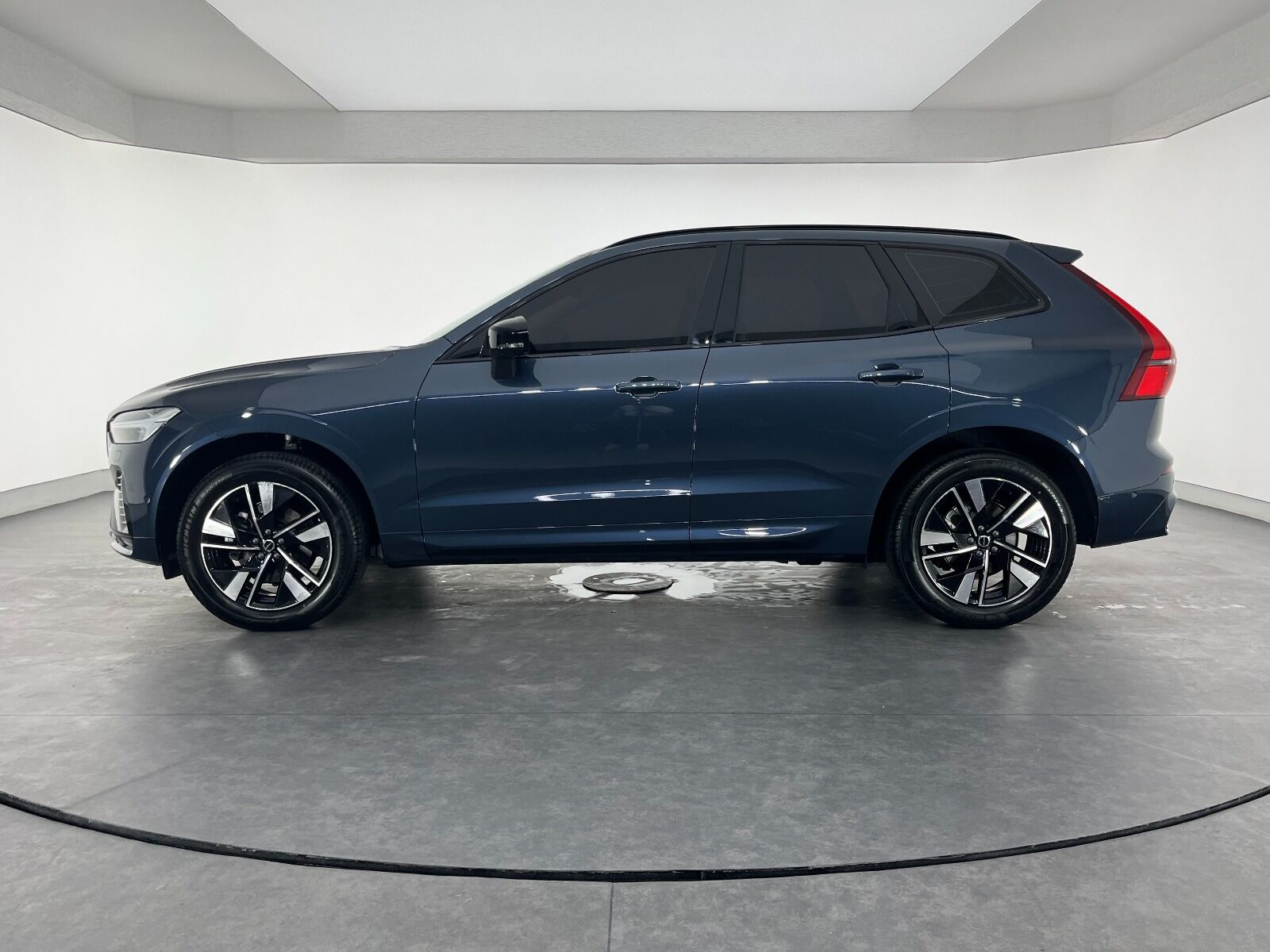 Volvo XC60 2.0 B5 Mild Hybrid Plus Dark AWD - 2025 - Detay