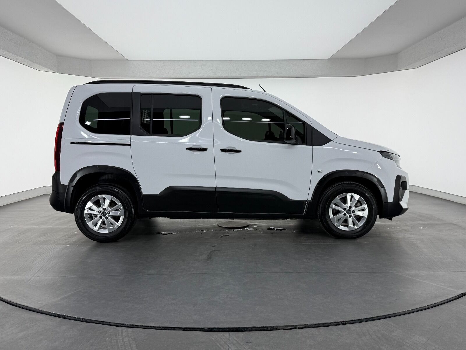 Peugeot Rifter 1.5 BlueHDI Allure EAT8 - 2026 - Detay