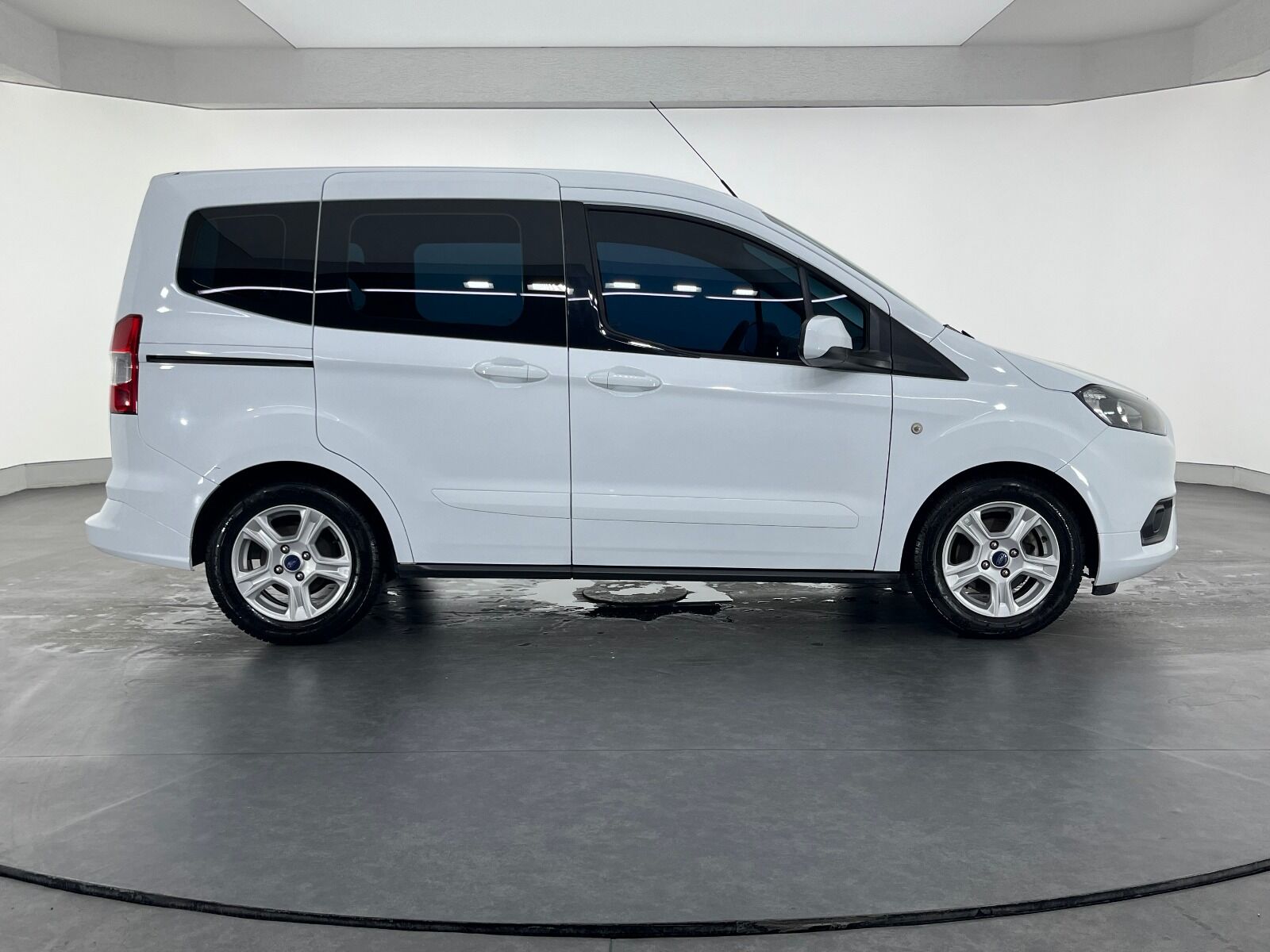 Ford Tourneo Courier 1.5 TDCI Deluxe - 2023 - Detay