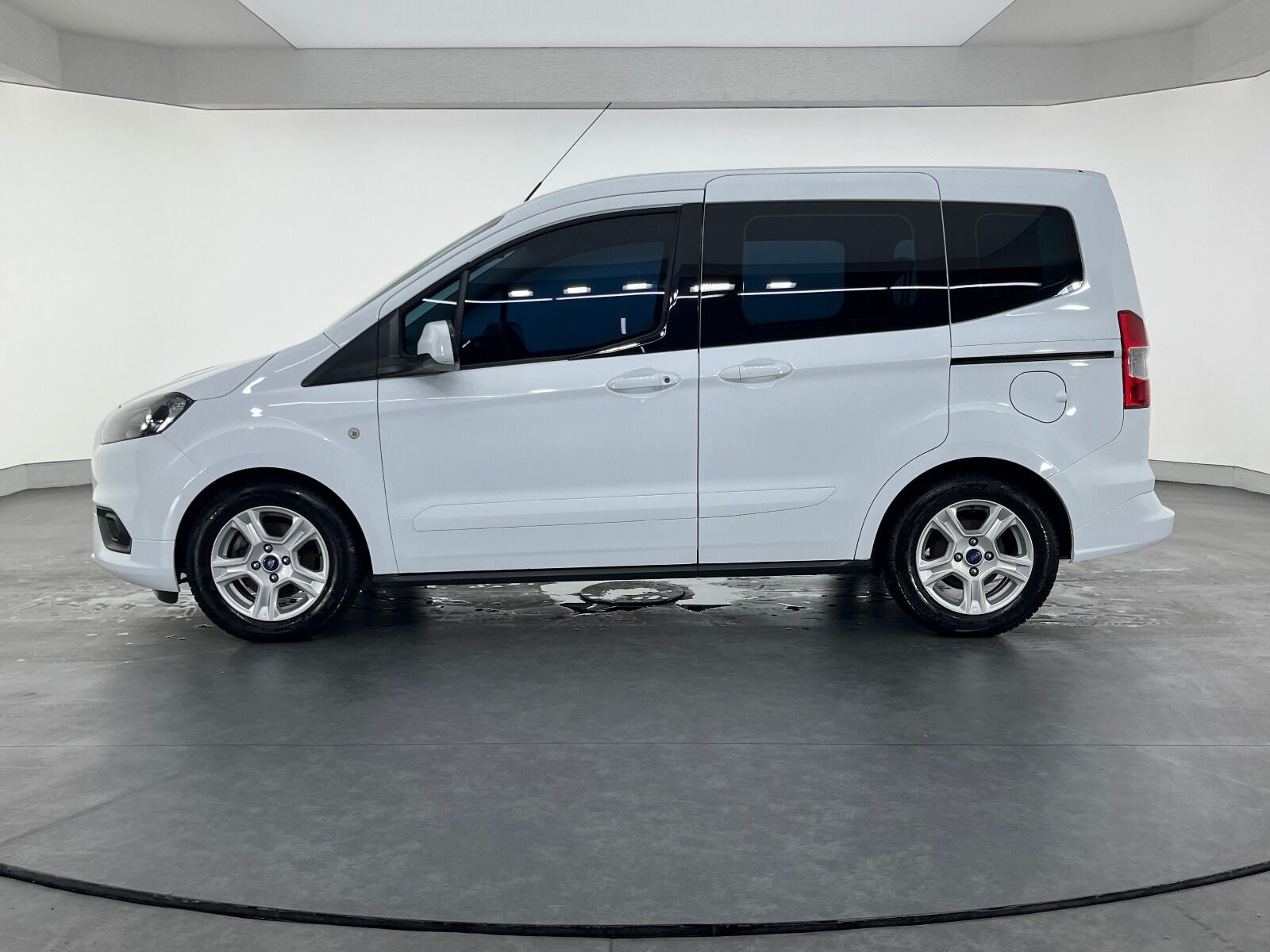 Ford Tourneo Courier 1.5 TDCI Deluxe - 2023 - Detay