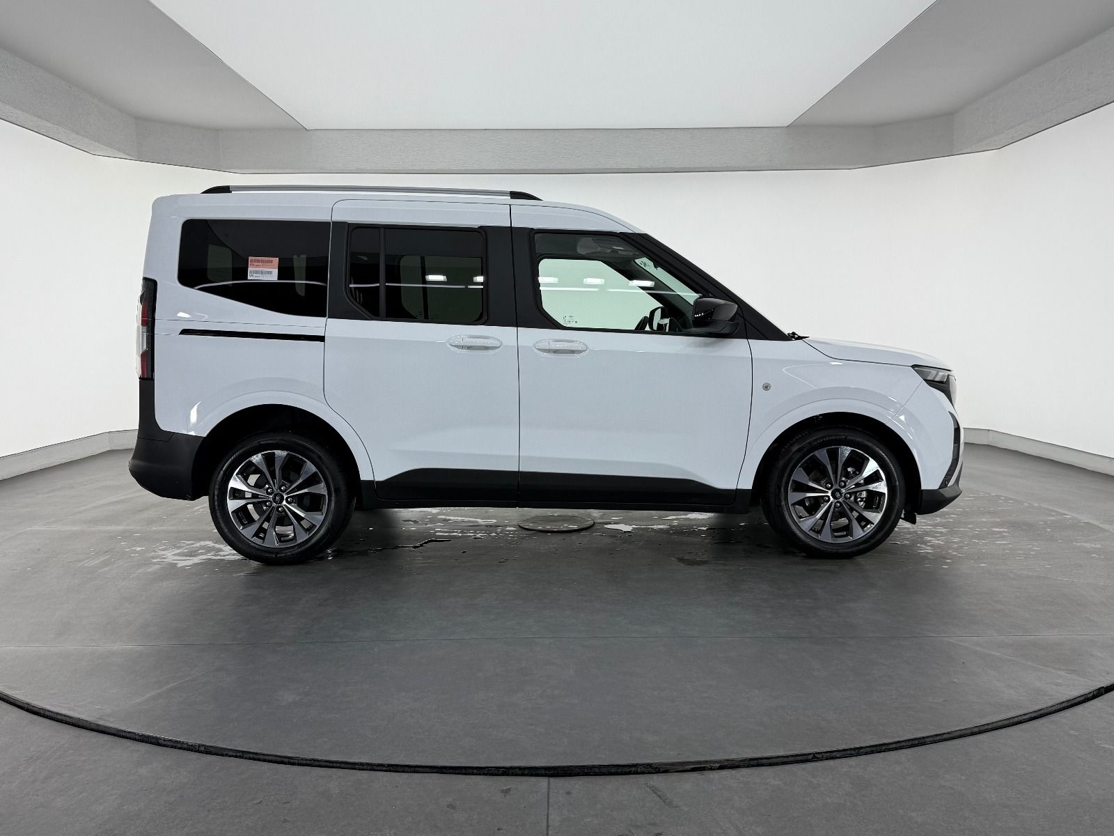Ford Tourneo Courier 1.0L Ecoboost Titanium - 2026 - Detay