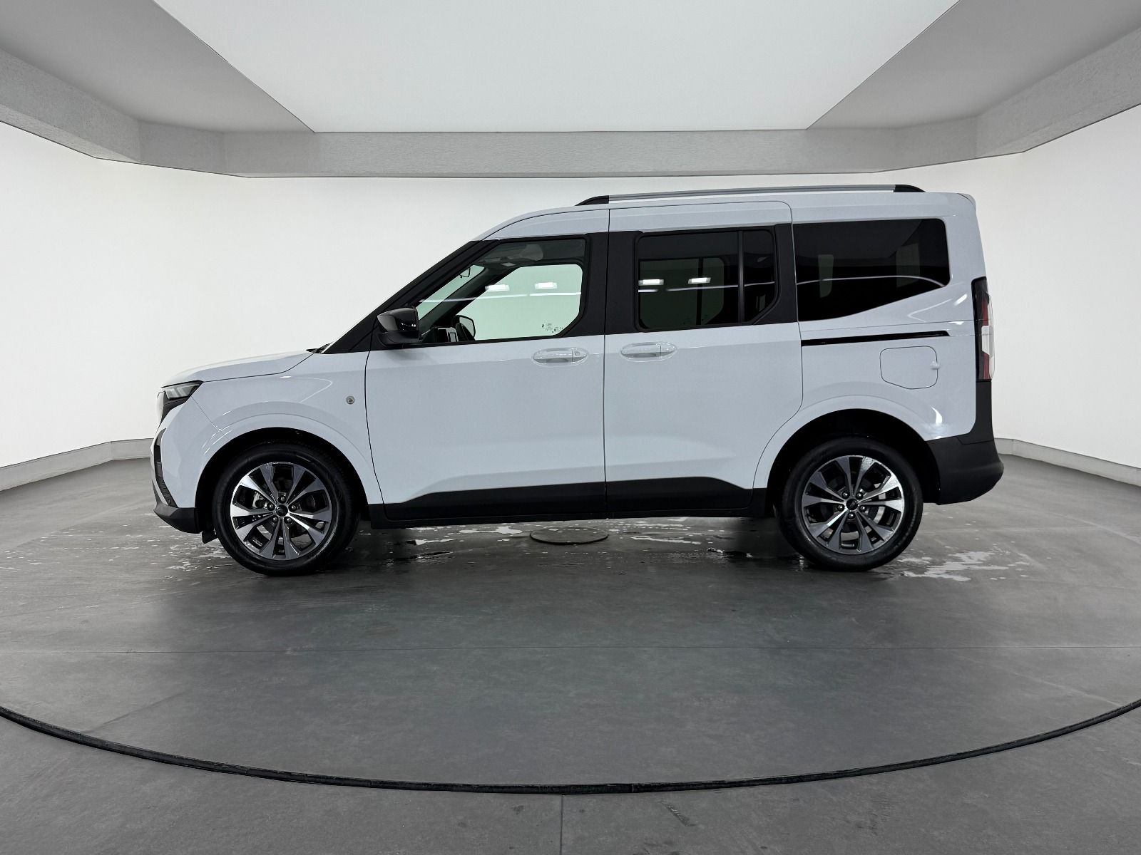 Ford Tourneo Courier 1.0L Ecoboost Titanium - 2026 - Detay