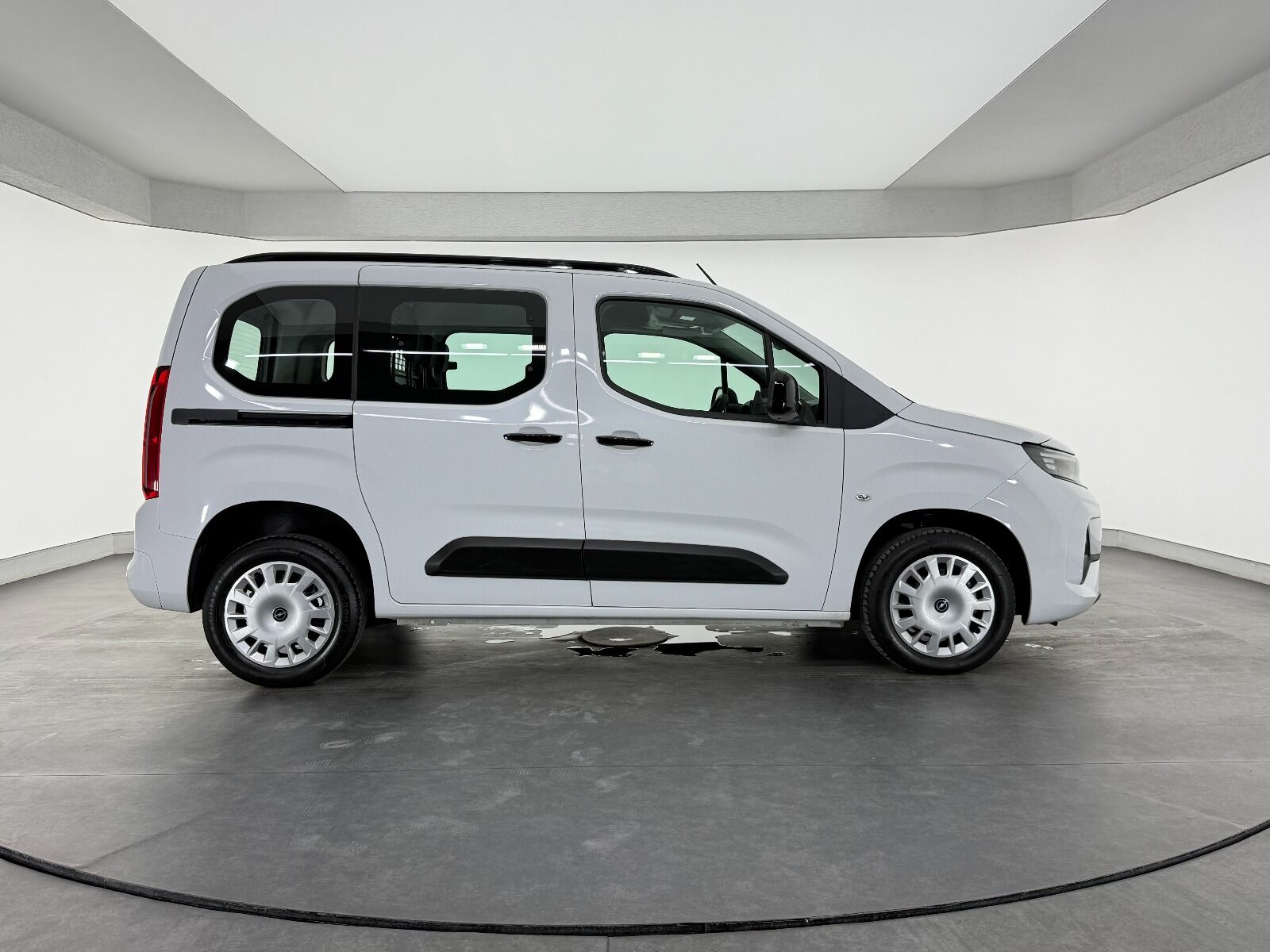 Opel Combo 1.5 D Essential - 2026 - Detay
