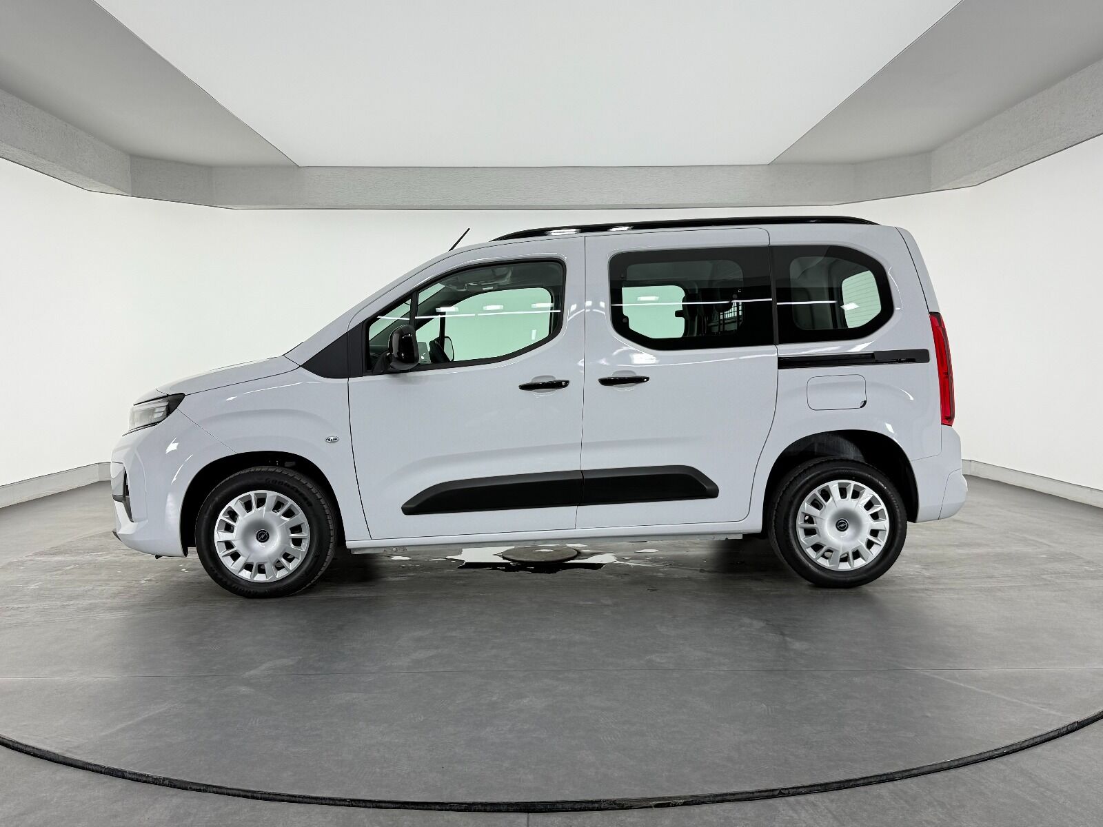 Opel Combo 1.5 D Essential - 2026 - Detay