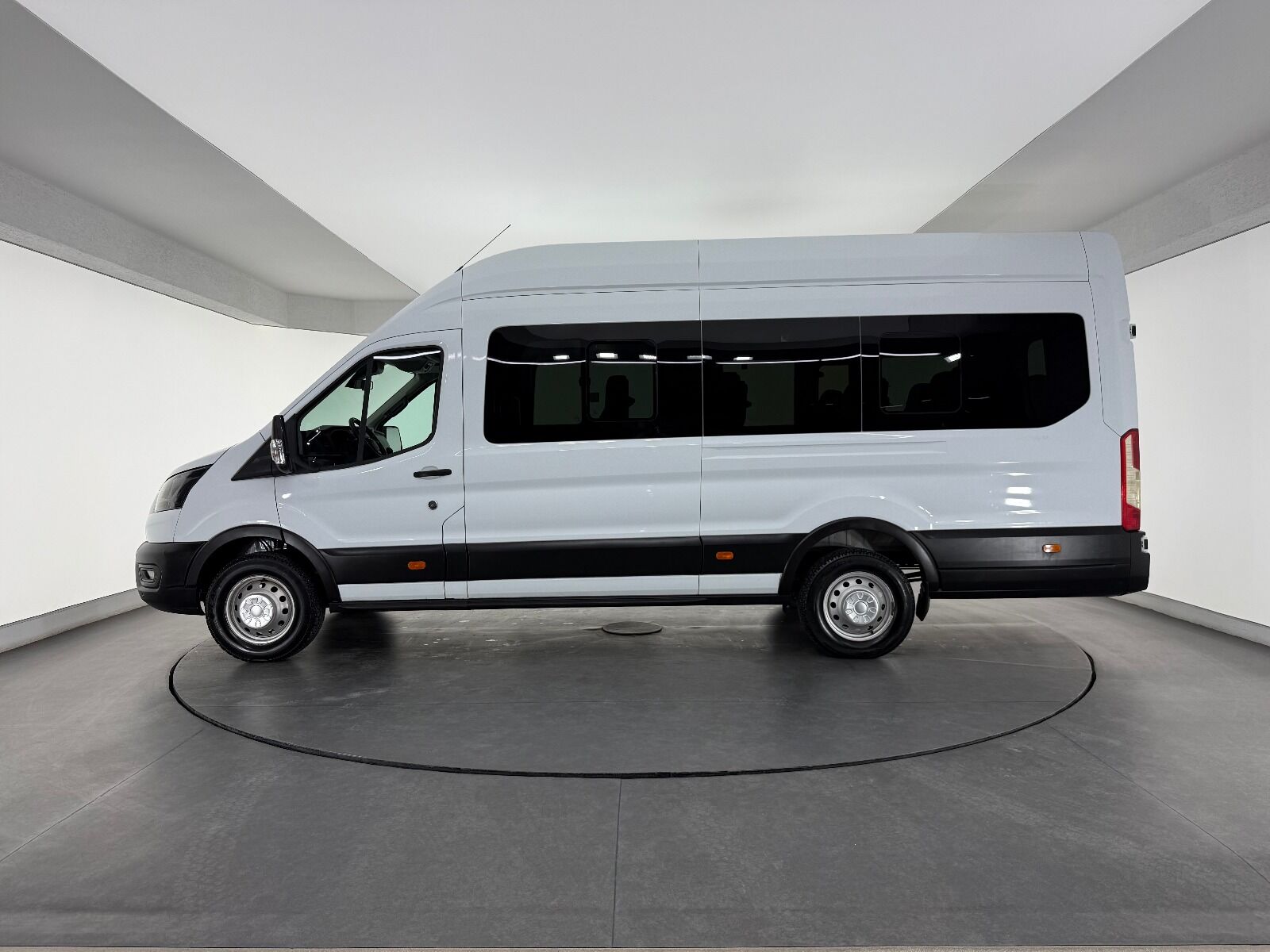 Ford Transit 2.0 EcoBlue 440 E Deluxe UPG - 2023 - Detay