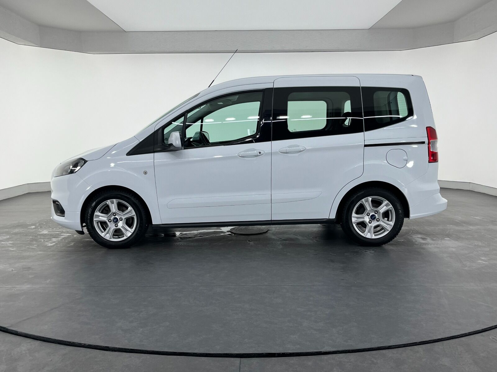 Ford Tourneo Courier 1.5 TDCI Deluxe - 2023 - Detay