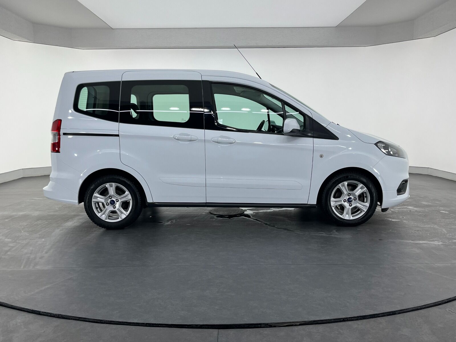 Ford Tourneo Courier 1.5 TDCI Deluxe - 2023 - Detay