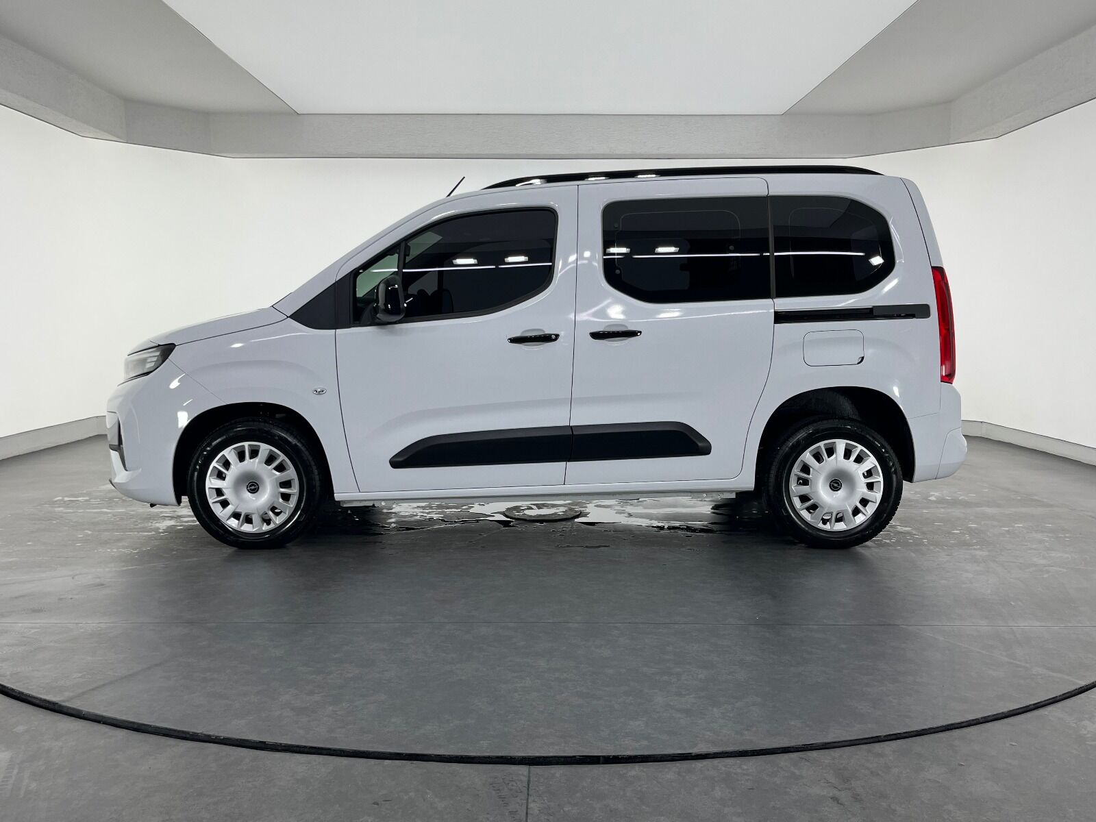 Opel Combo 1.5 D Essential - 2025 - Detay