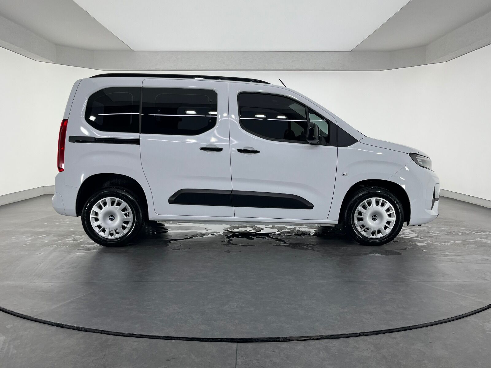 Opel Combo 1.5 D Essential - 2025 - Detay