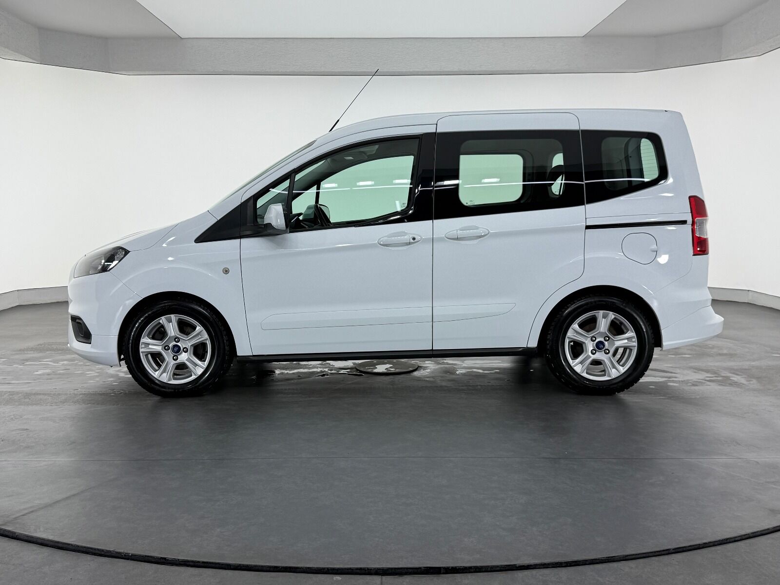 Ford Tourneo Courier 1.5 TDCI Deluxe - 2023 - Detay